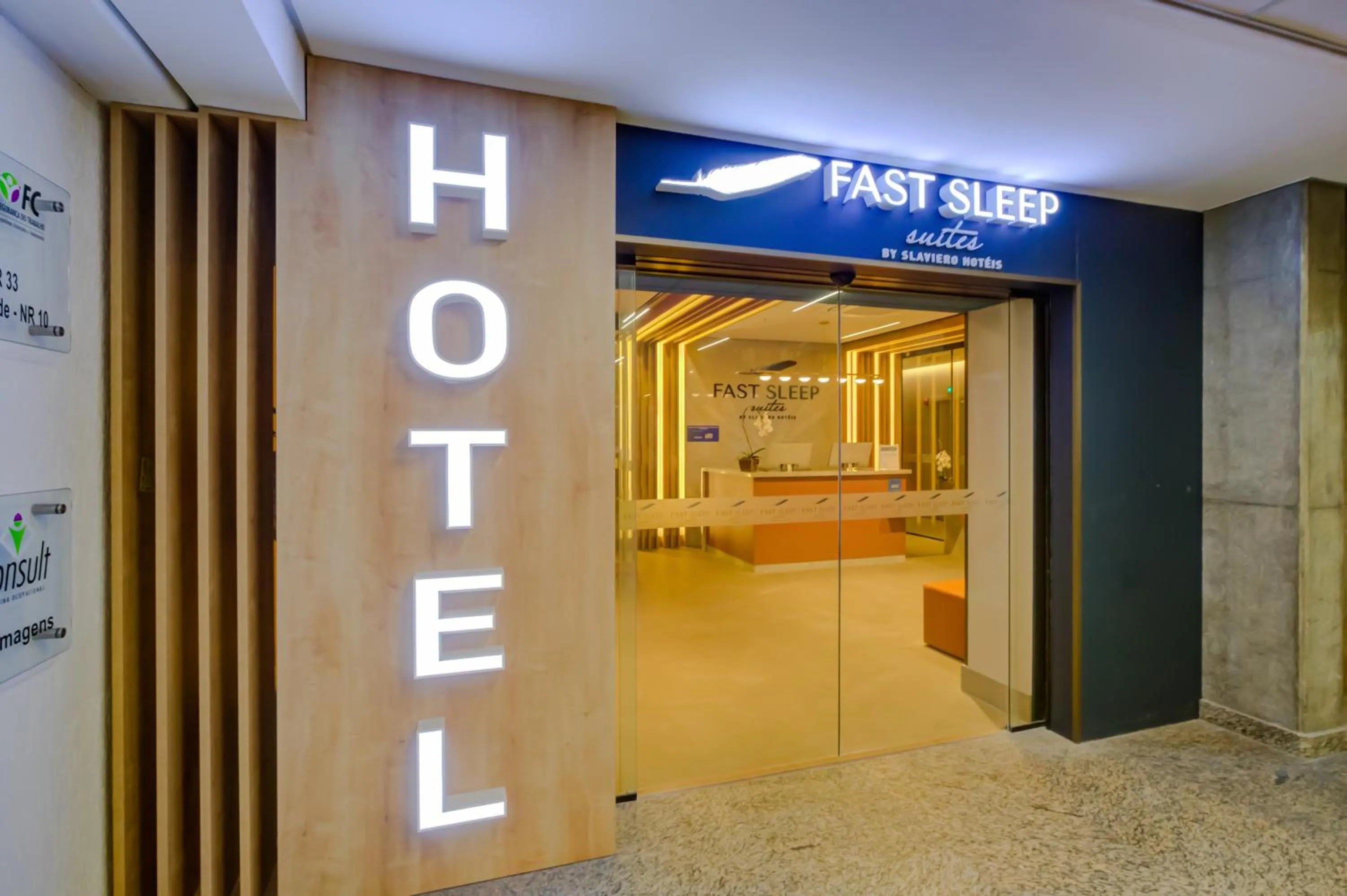 Facade/entrance in Fast Sleep Suites by Slaviero Hoteis - Hotel dentro do Aeroporto de Guarulhos - Terminal 2 - desembarque oeste