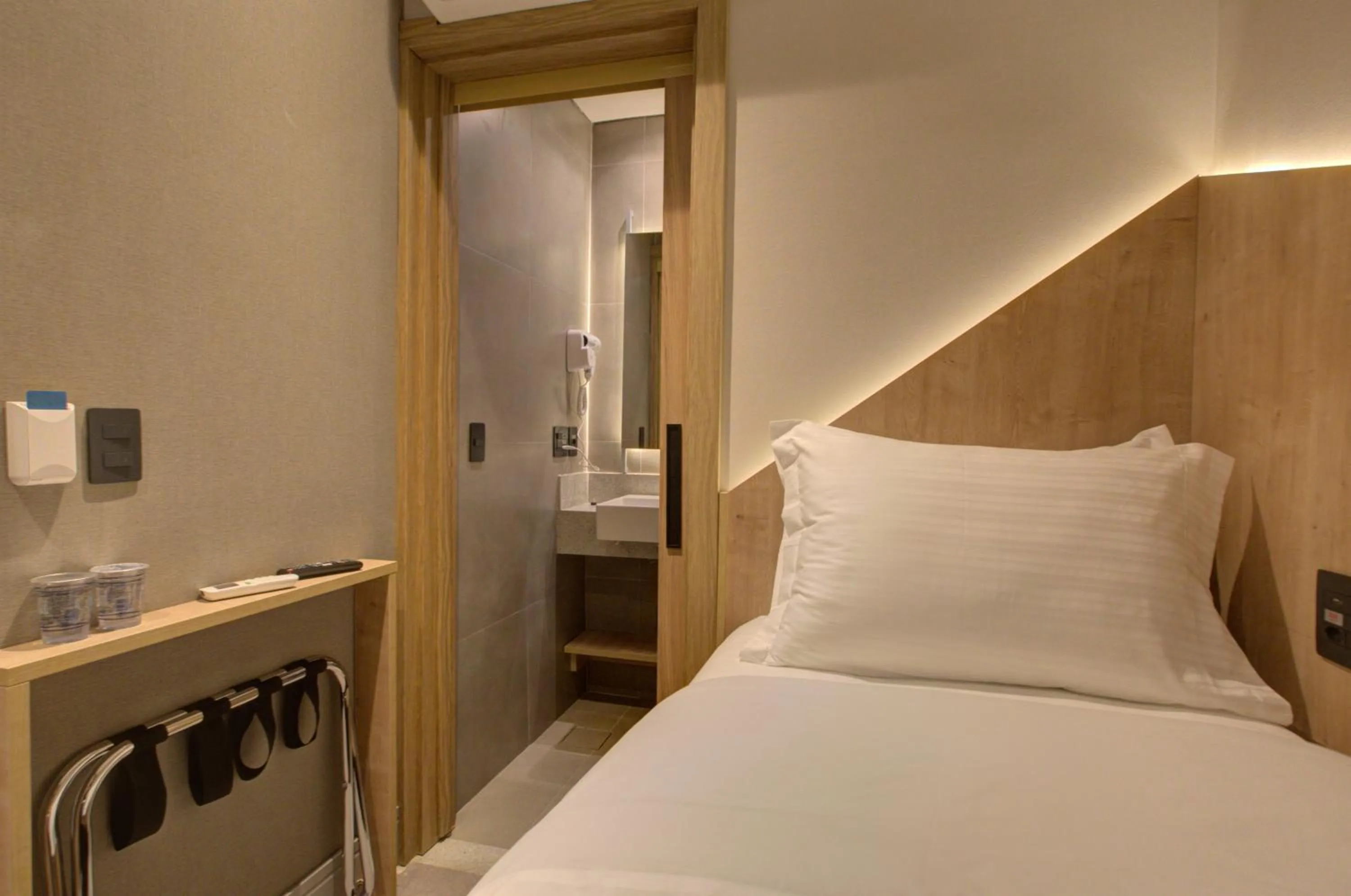 Bedroom, Bed in Fast Sleep Suites by Slaviero Hoteis - Hotel dentro do Aeroporto de Guarulhos - Terminal 2 - desembarque oeste