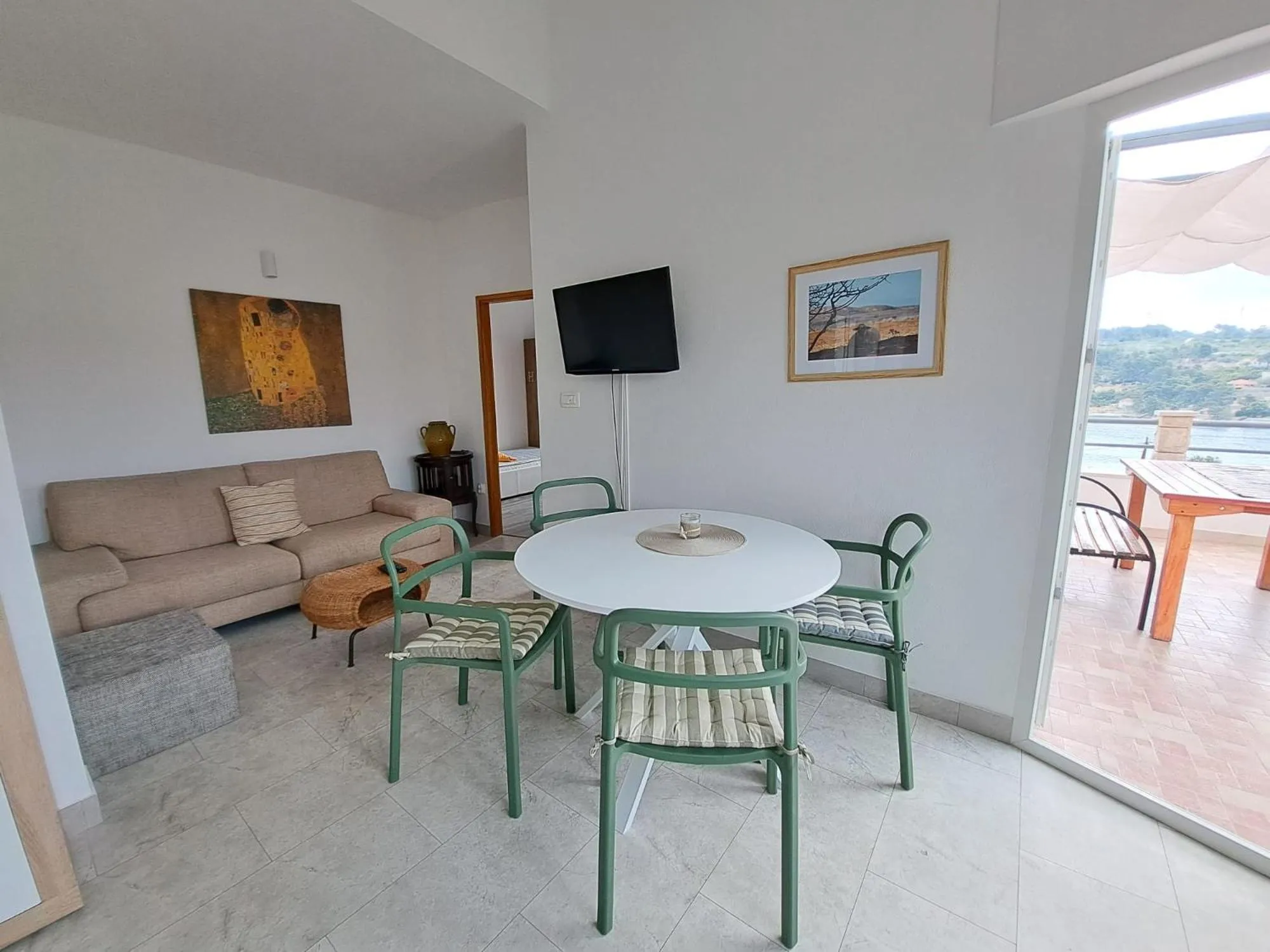 Communal lounge/ TV room in Villa Porto