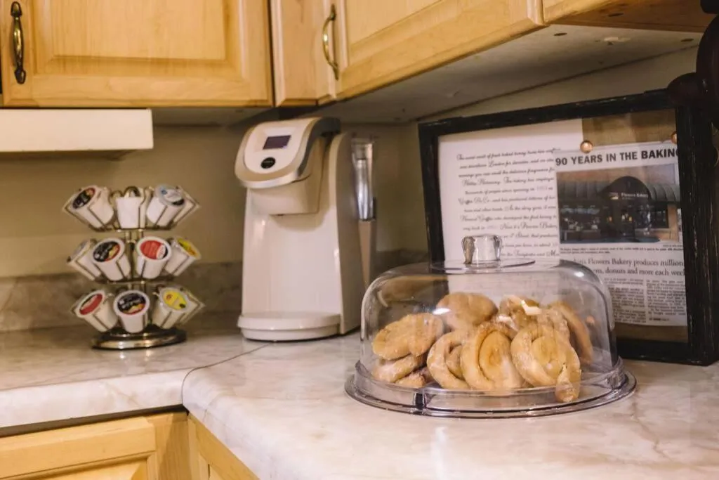 Coffee/tea facilities in Hilltop Hideaway - 3BDR in Downtown London, KY