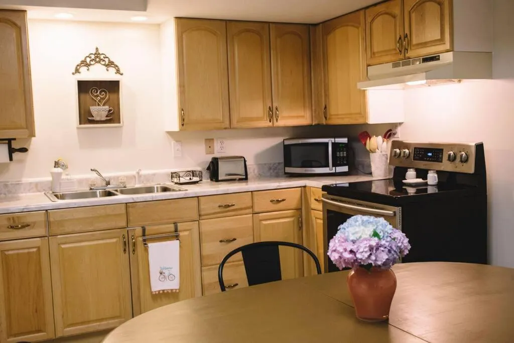 Kitchen or kitchenette in Hilltop Hideaway - 3BDR in Downtown London, KY