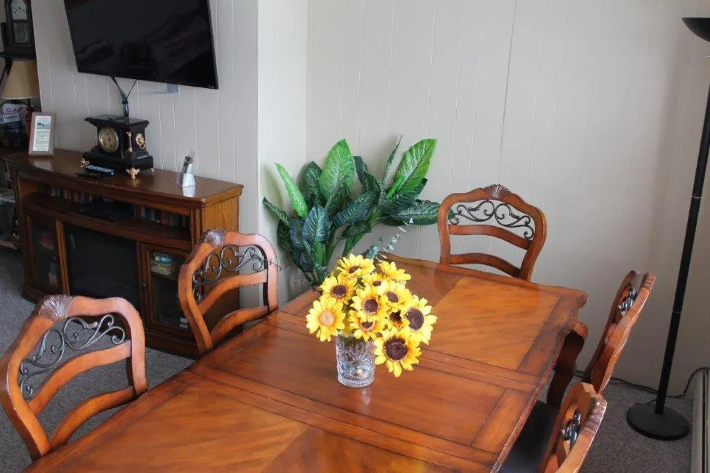 Communal lounge/ TV room in Chateau Country Inn and Captain's Cottage