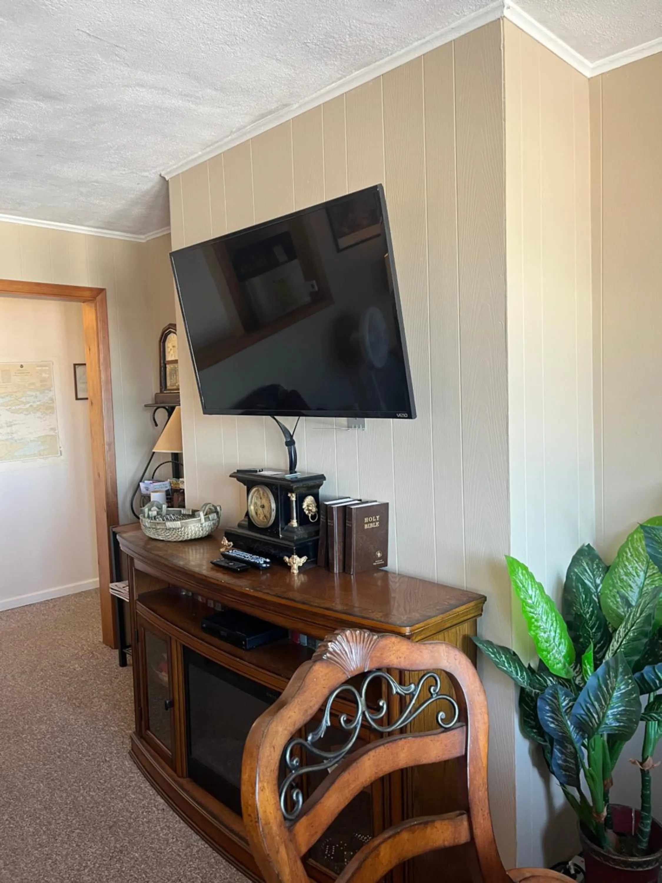 TV and multimedia in Chateau Country Inn and Captain's Cottage