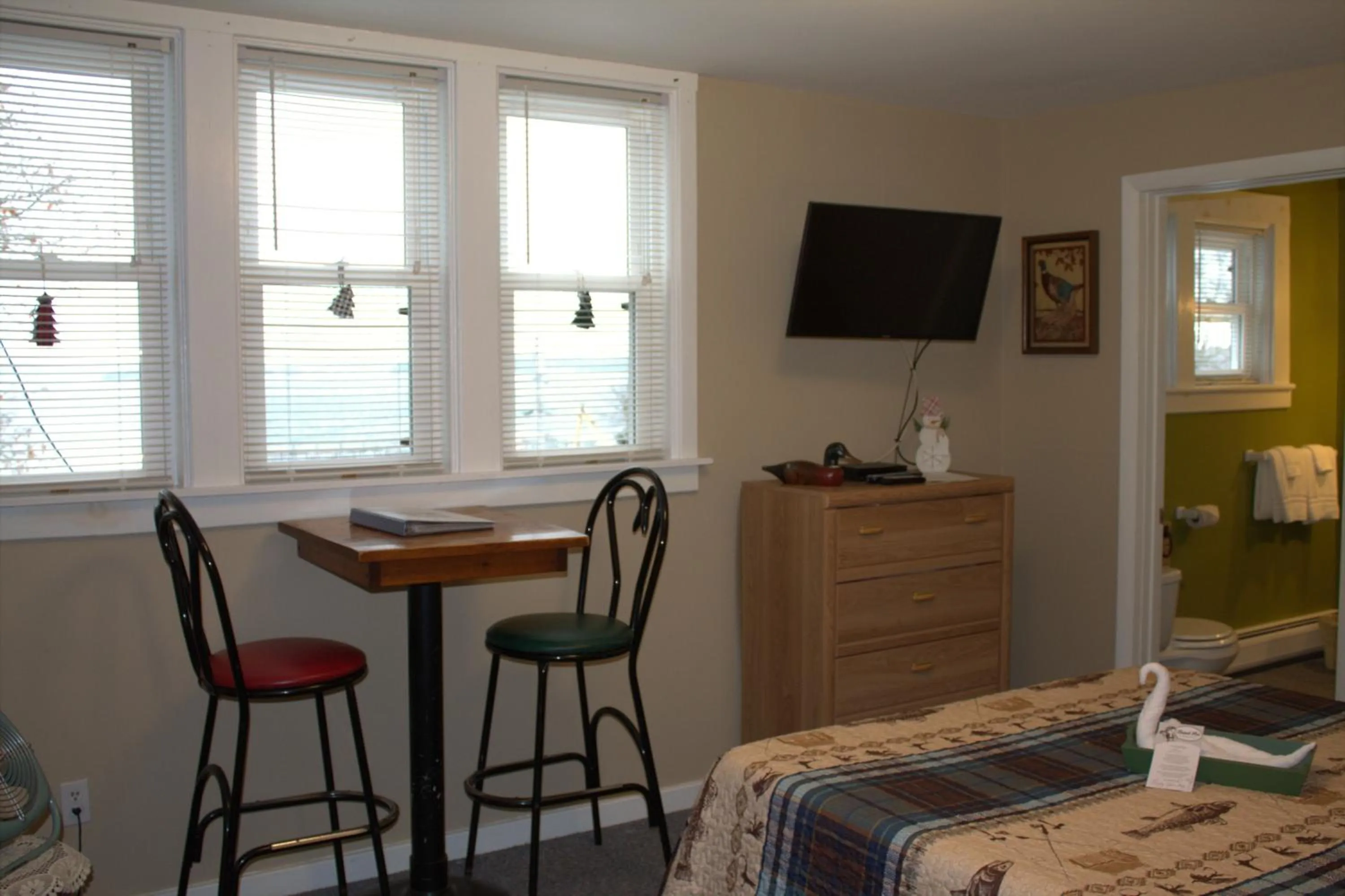 TV and multimedia in Chateau Country Inn and Captain's Cottage