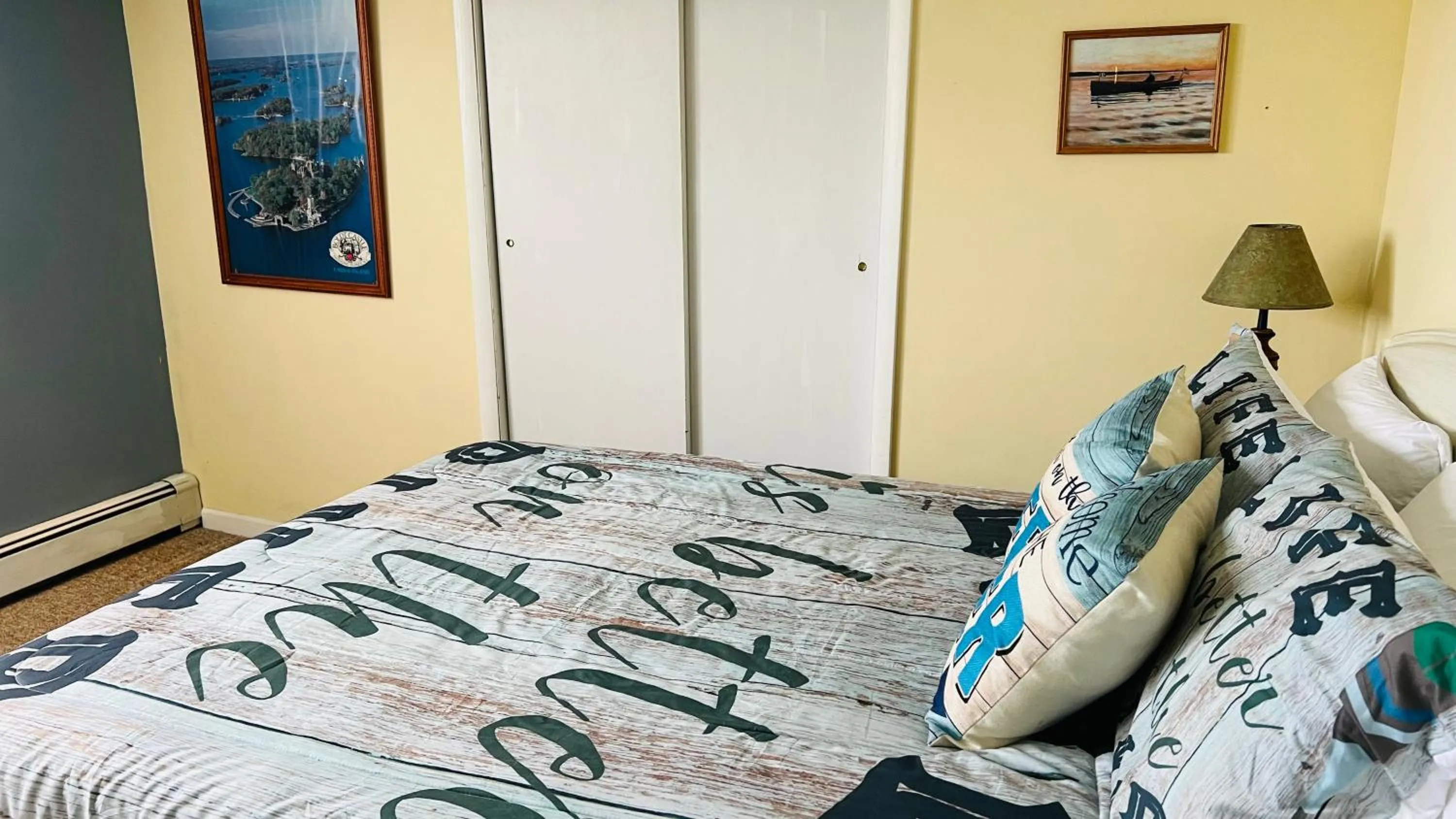 Bed in Chateau Country Inn and Captain's Cottage