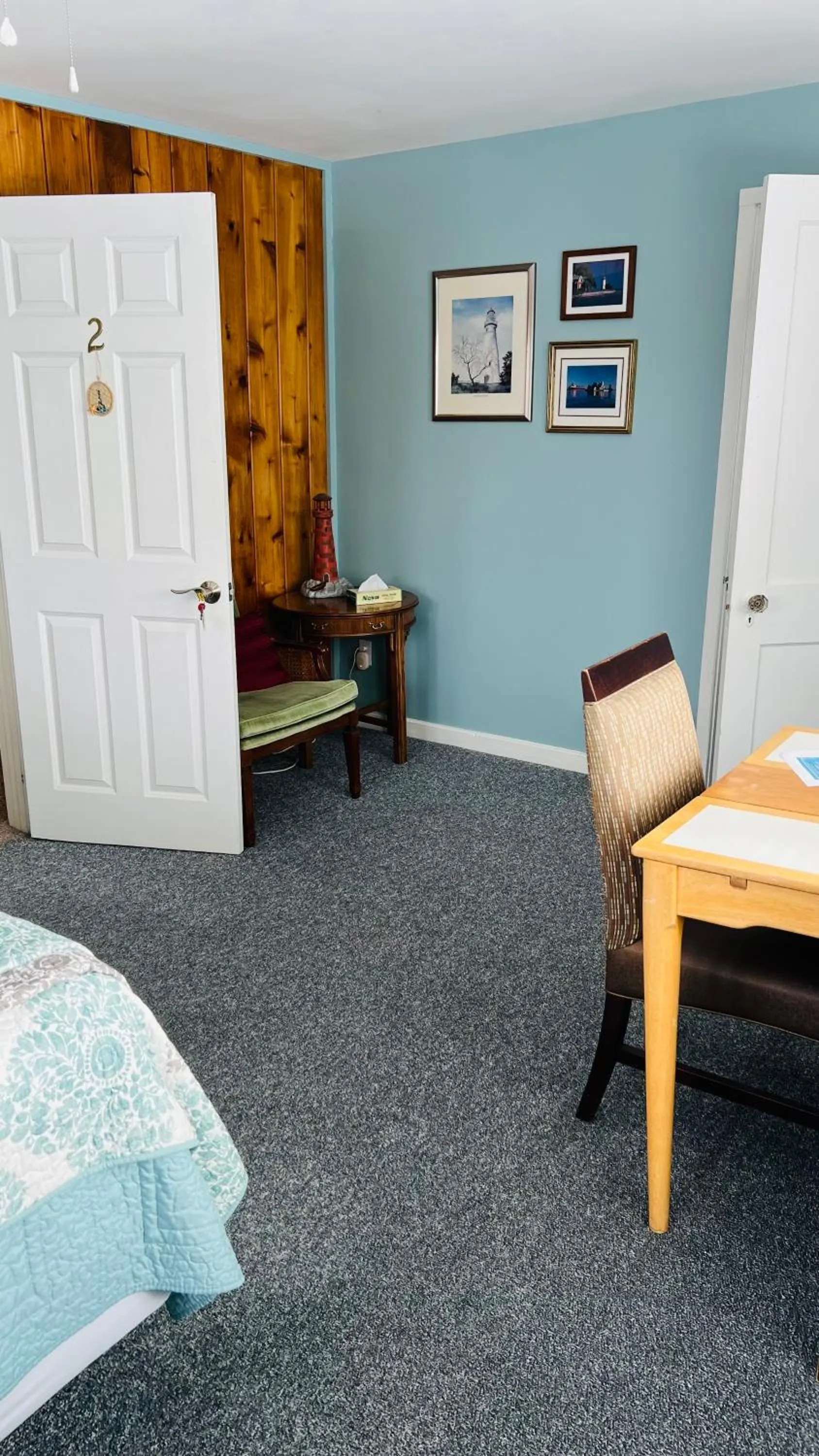 Bed in Chateau Country Inn and Captain's Cottage