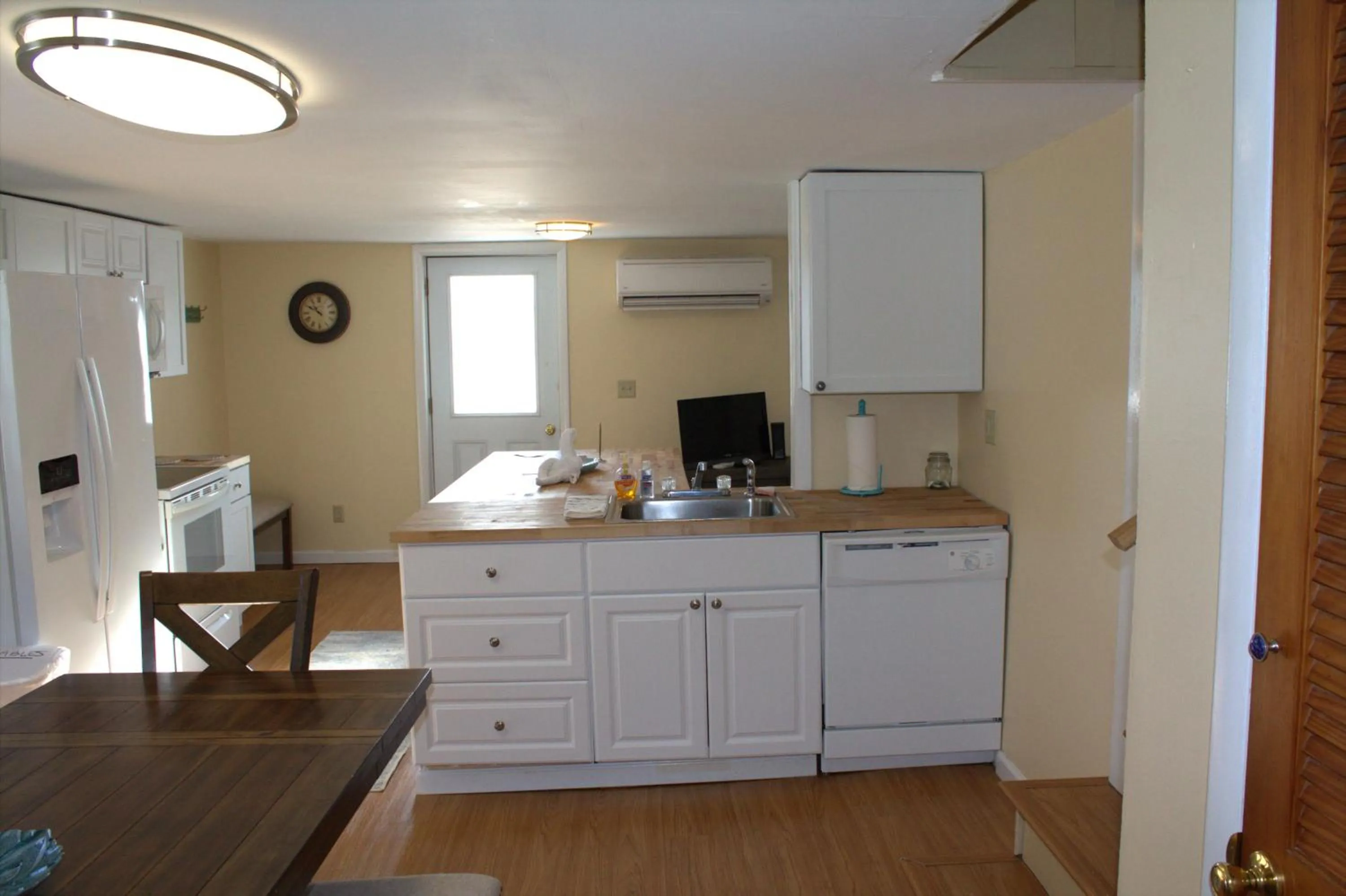 Kitchen or kitchenette in Chateau Country Inn and Captain's Cottage