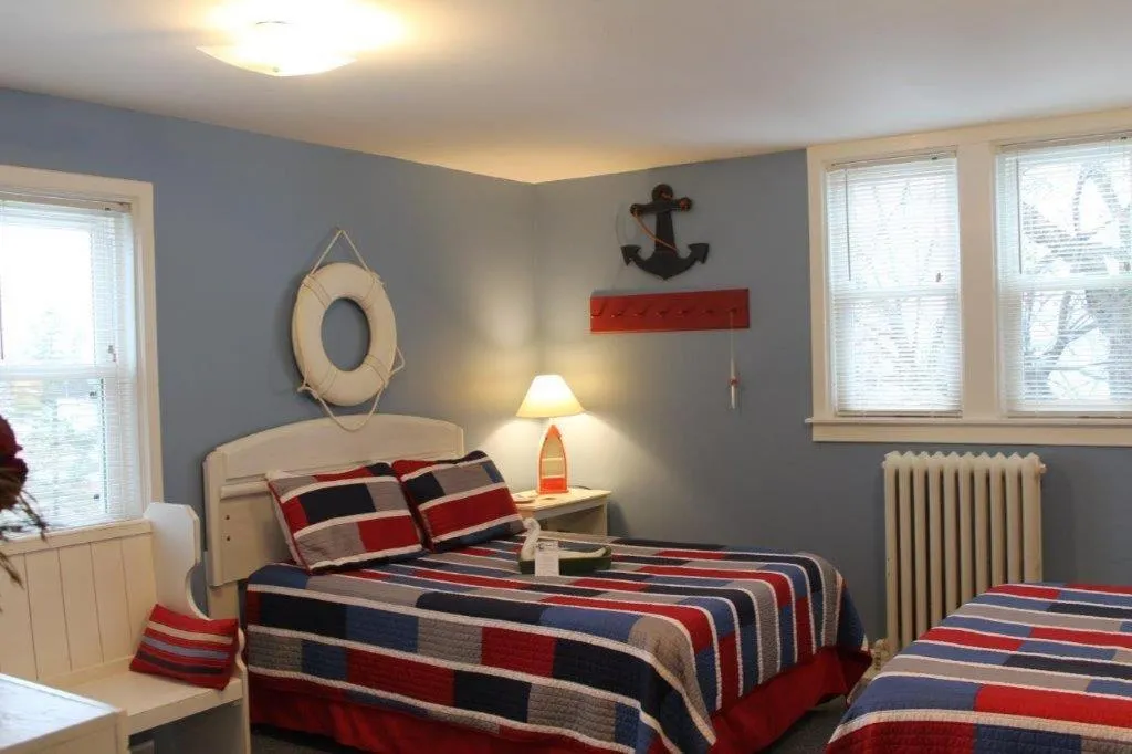 Bedroom, Bed in Chateau Country Inn and Captain's Cottage