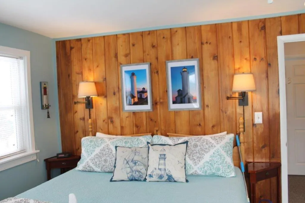 Bed in Chateau Country Inn and Captain's Cottage