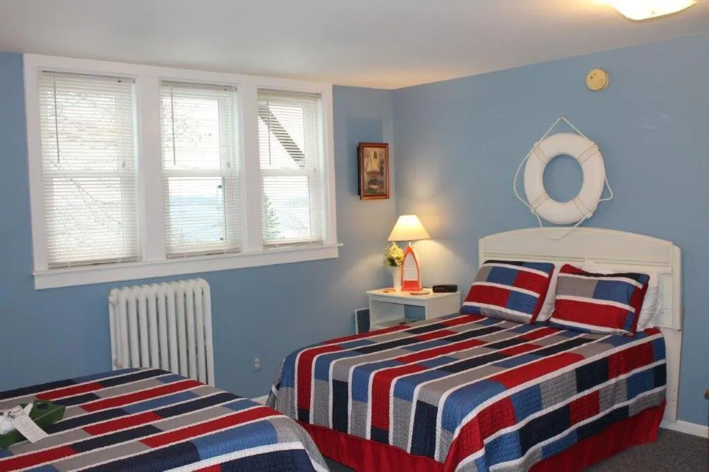 Bed in Chateau Country Inn and Captain's Cottage