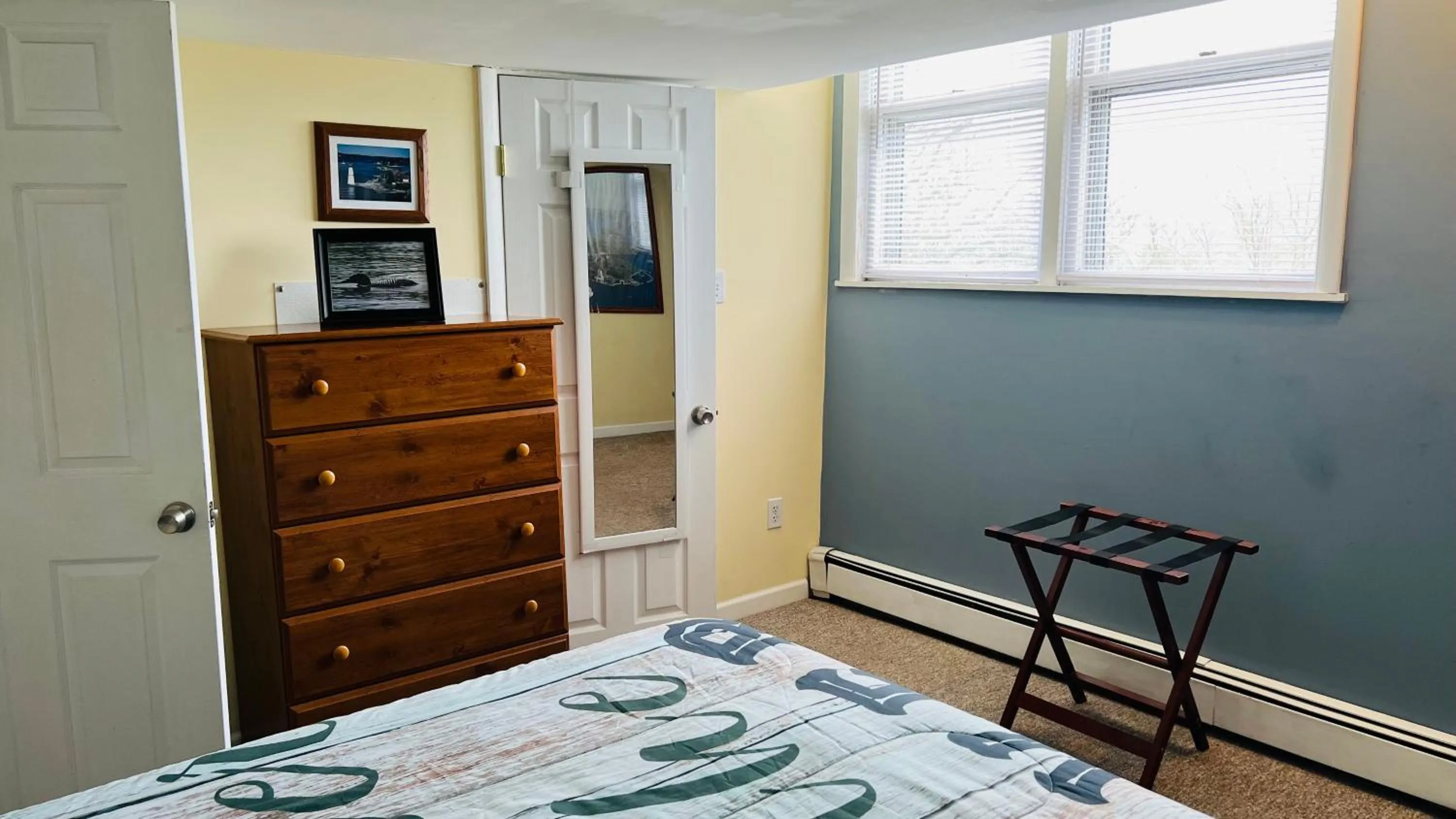 Bed in Chateau Country Inn and Captain's Cottage