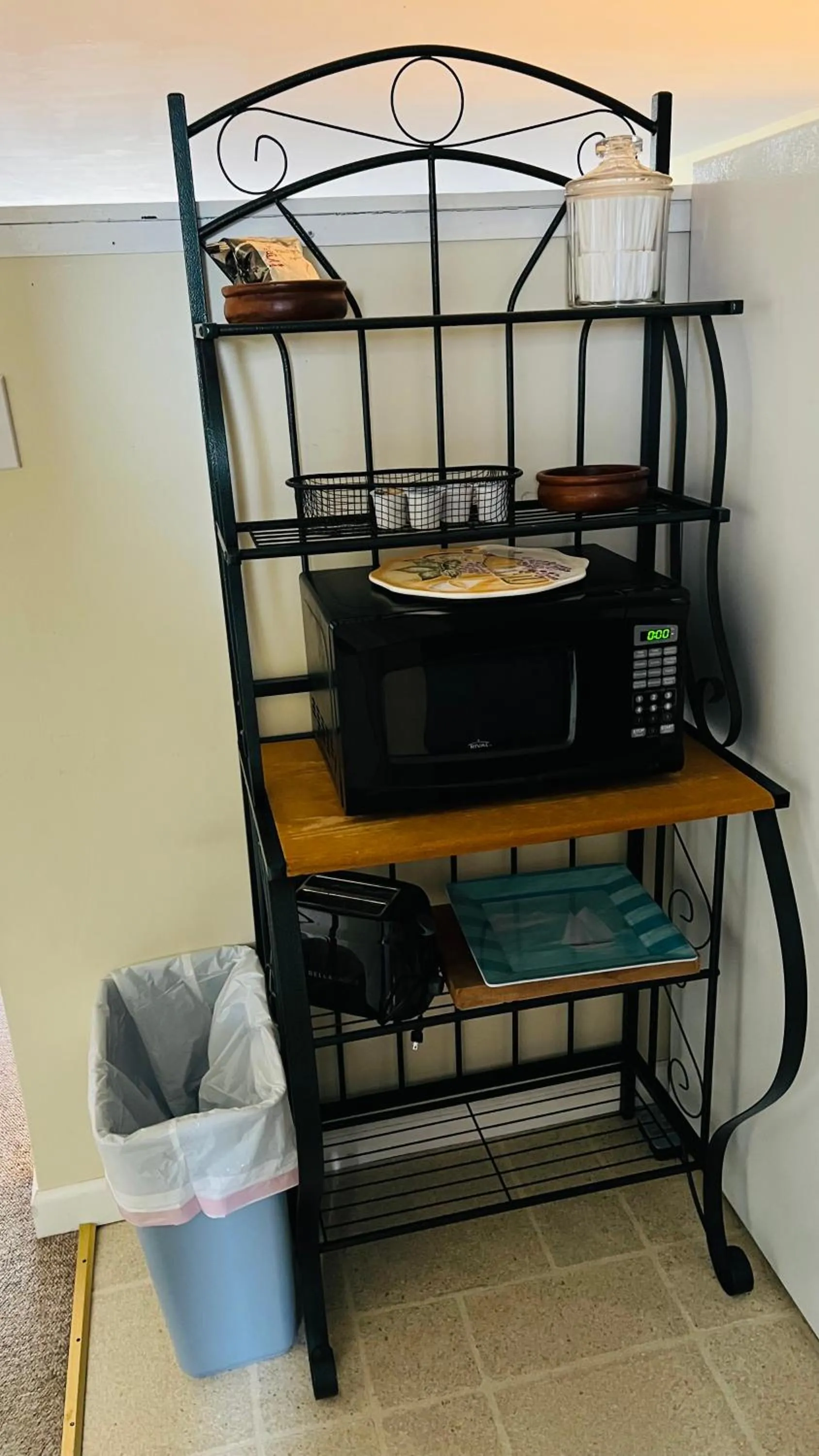 Bed in Chateau Country Inn and Captain's Cottage