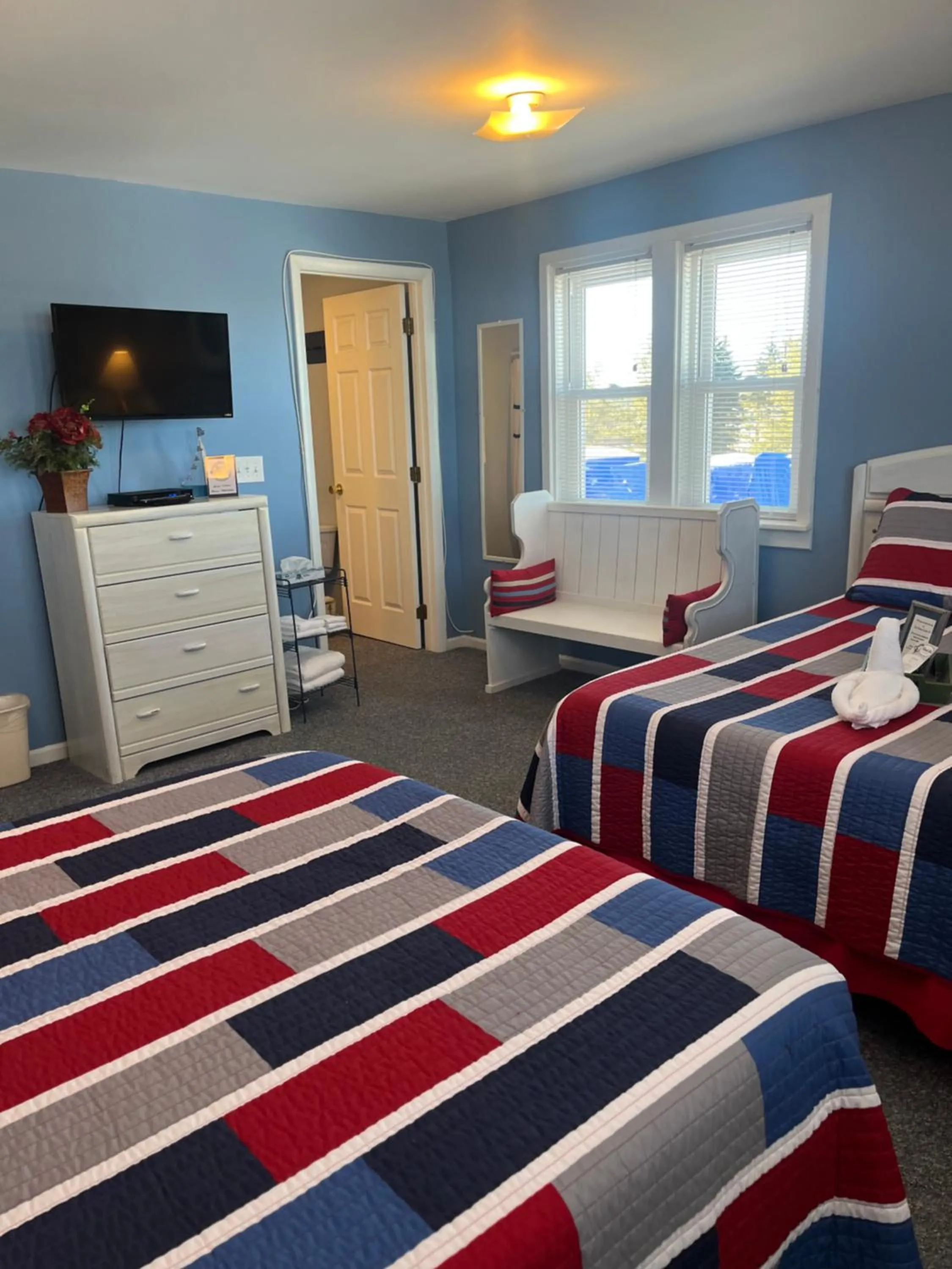 Bedroom, Bed in Chateau Country Inn and Captain's Cottage