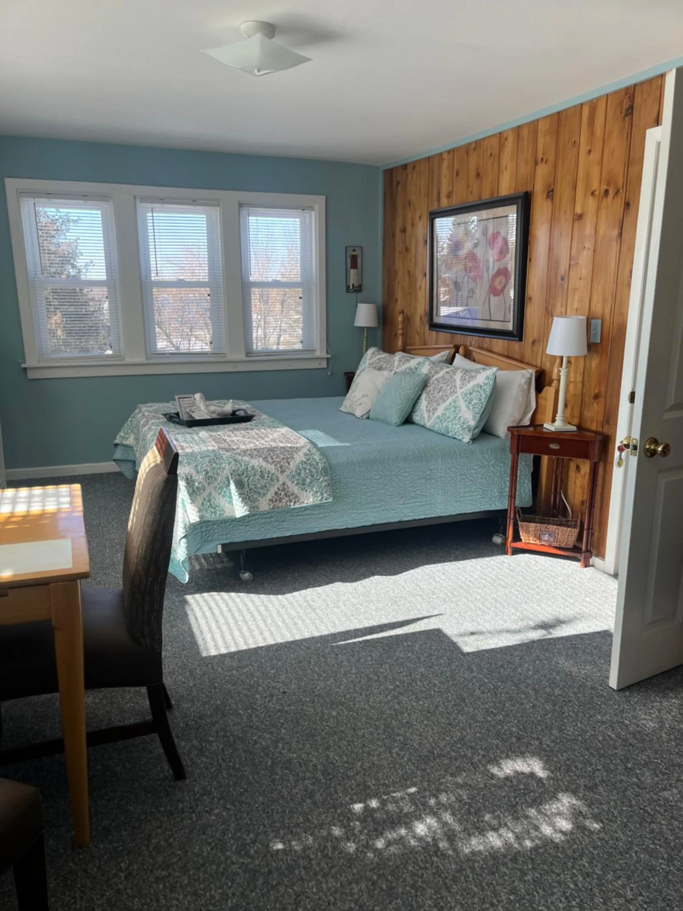 Bed in Chateau Country Inn and Captain's Cottage