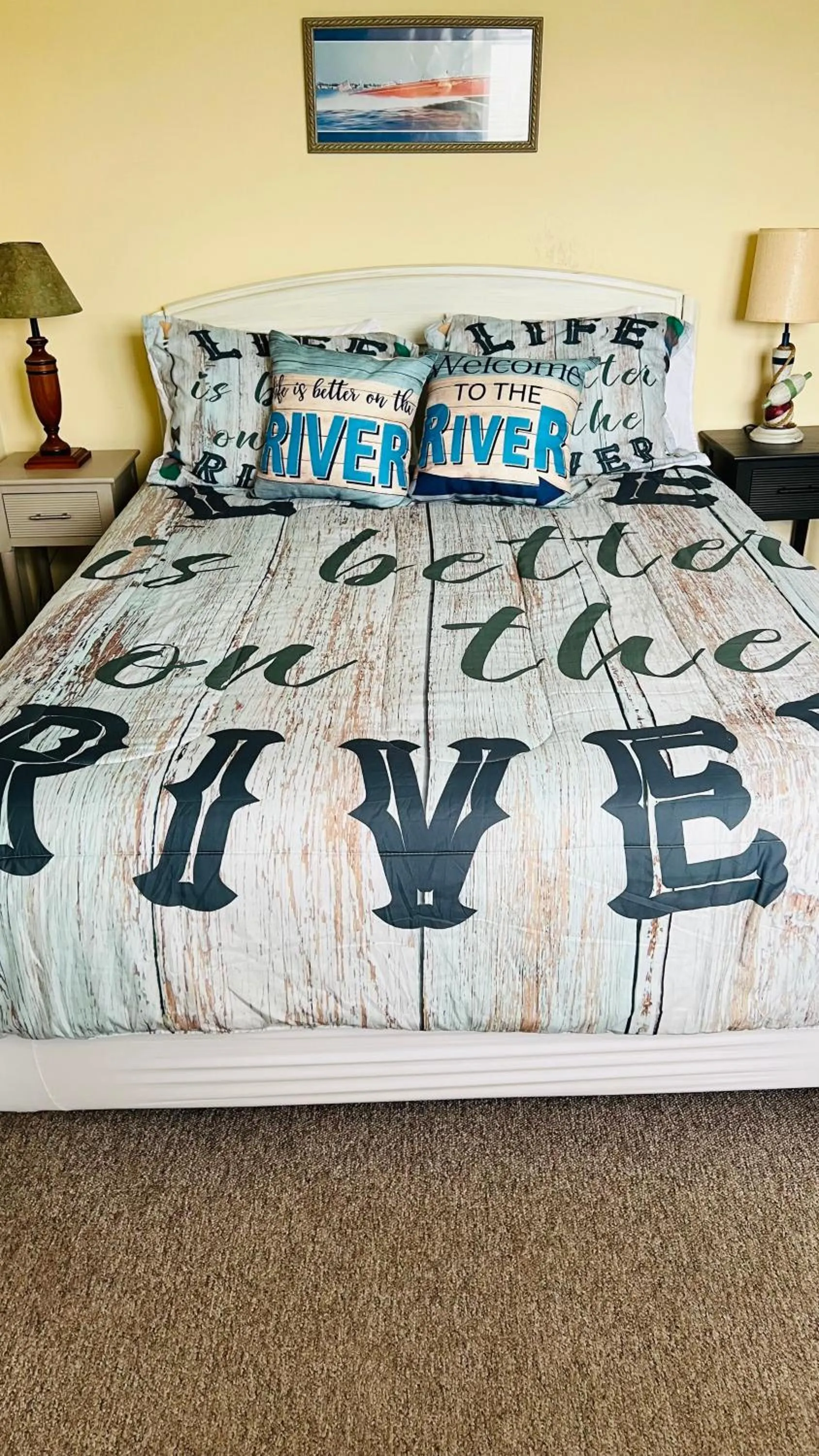 Bed in Chateau Country Inn and Captain's Cottage