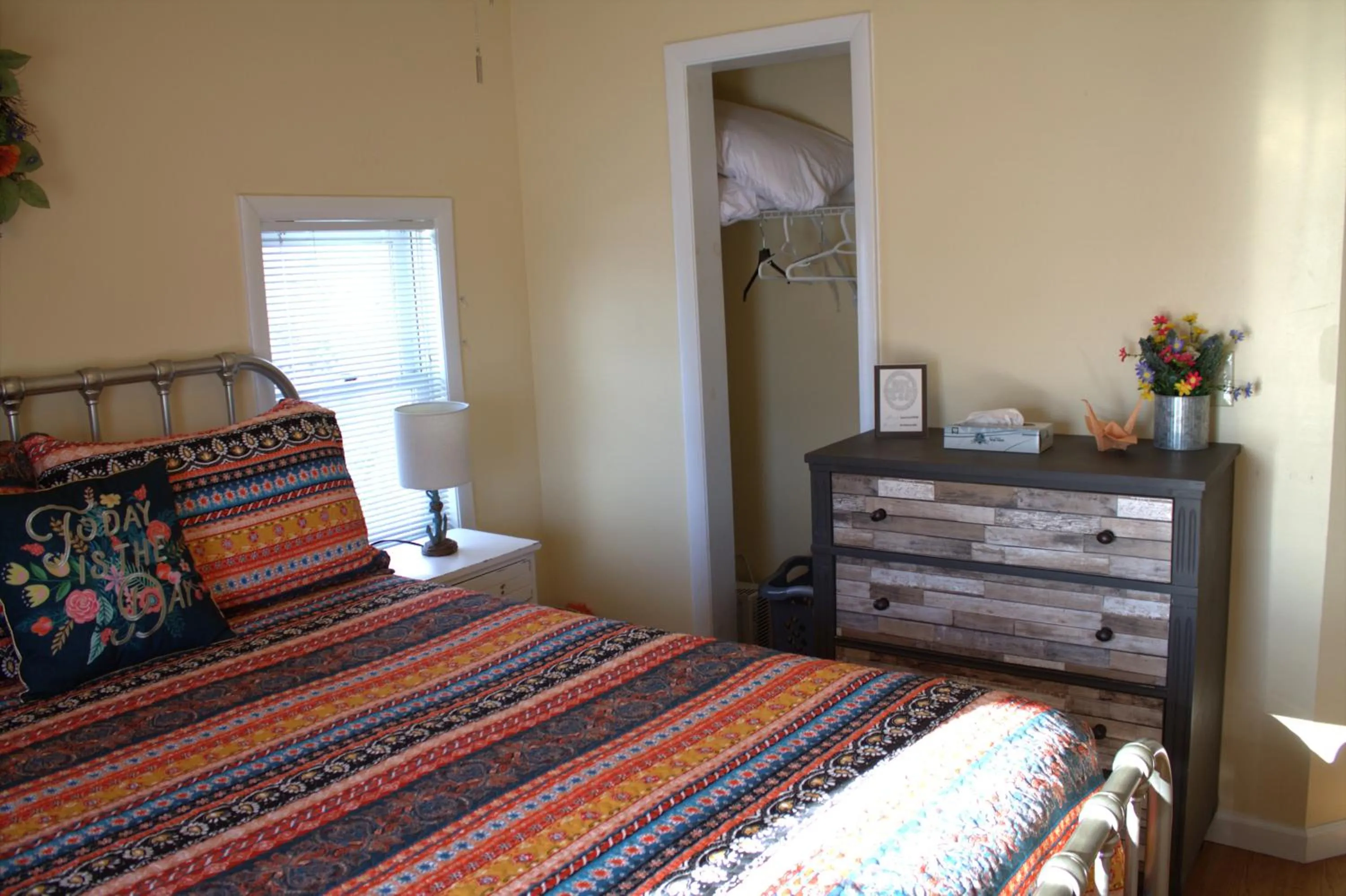 Bedroom, Bed in Chateau Country Inn and Captain's Cottage