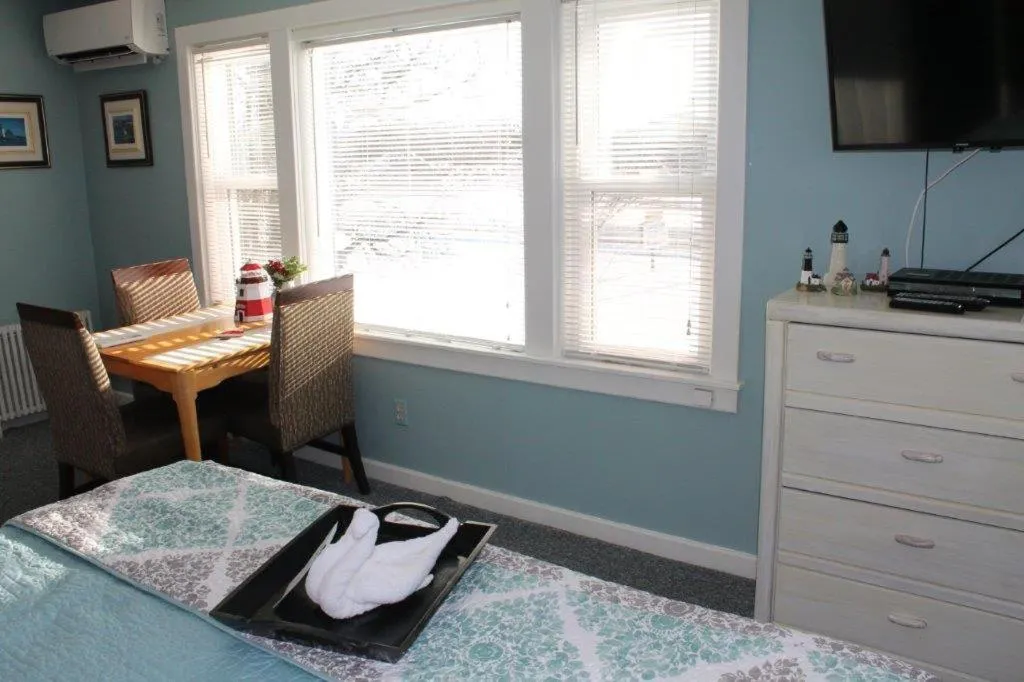 Bed in Chateau Country Inn and Captain's Cottage