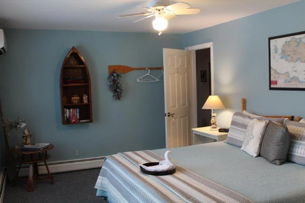 Bed in Chateau Country Inn and Captain's Cottage