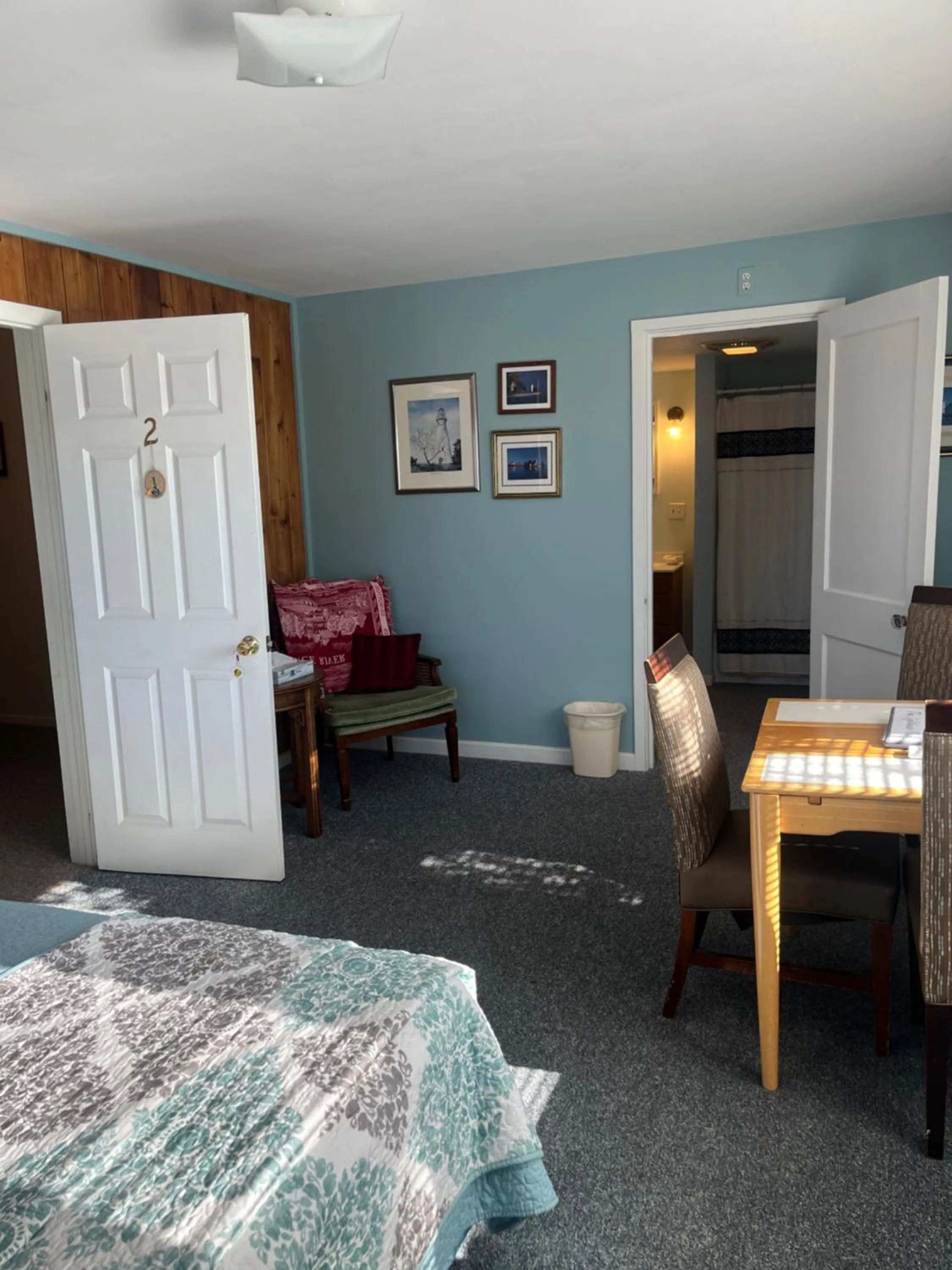 Photo of the whole room, Bed in Chateau Country Inn and Captain's Cottage