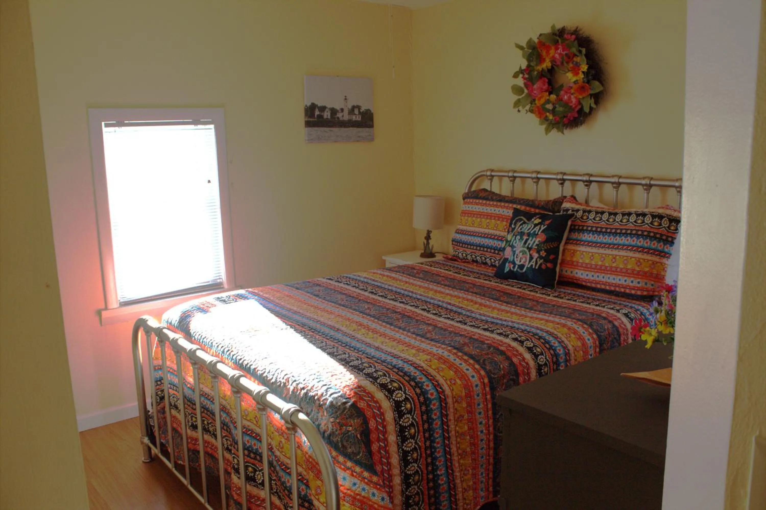 Bedroom, Bed in Chateau Country Inn and Captain's Cottage