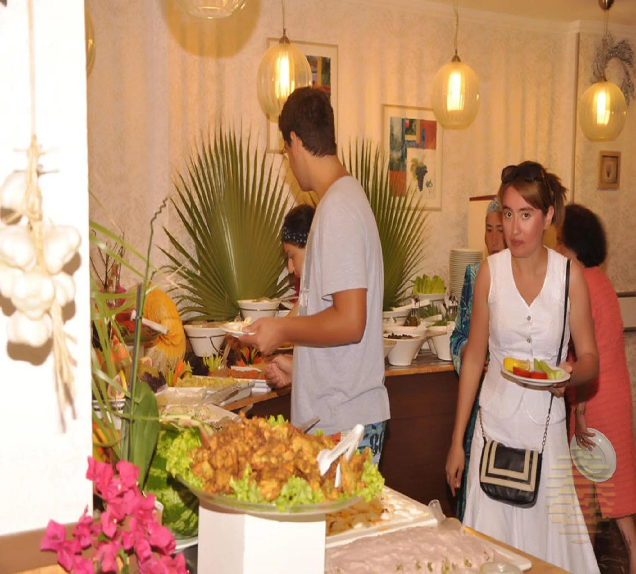 Restaurant/places to eat in Azak Hotel