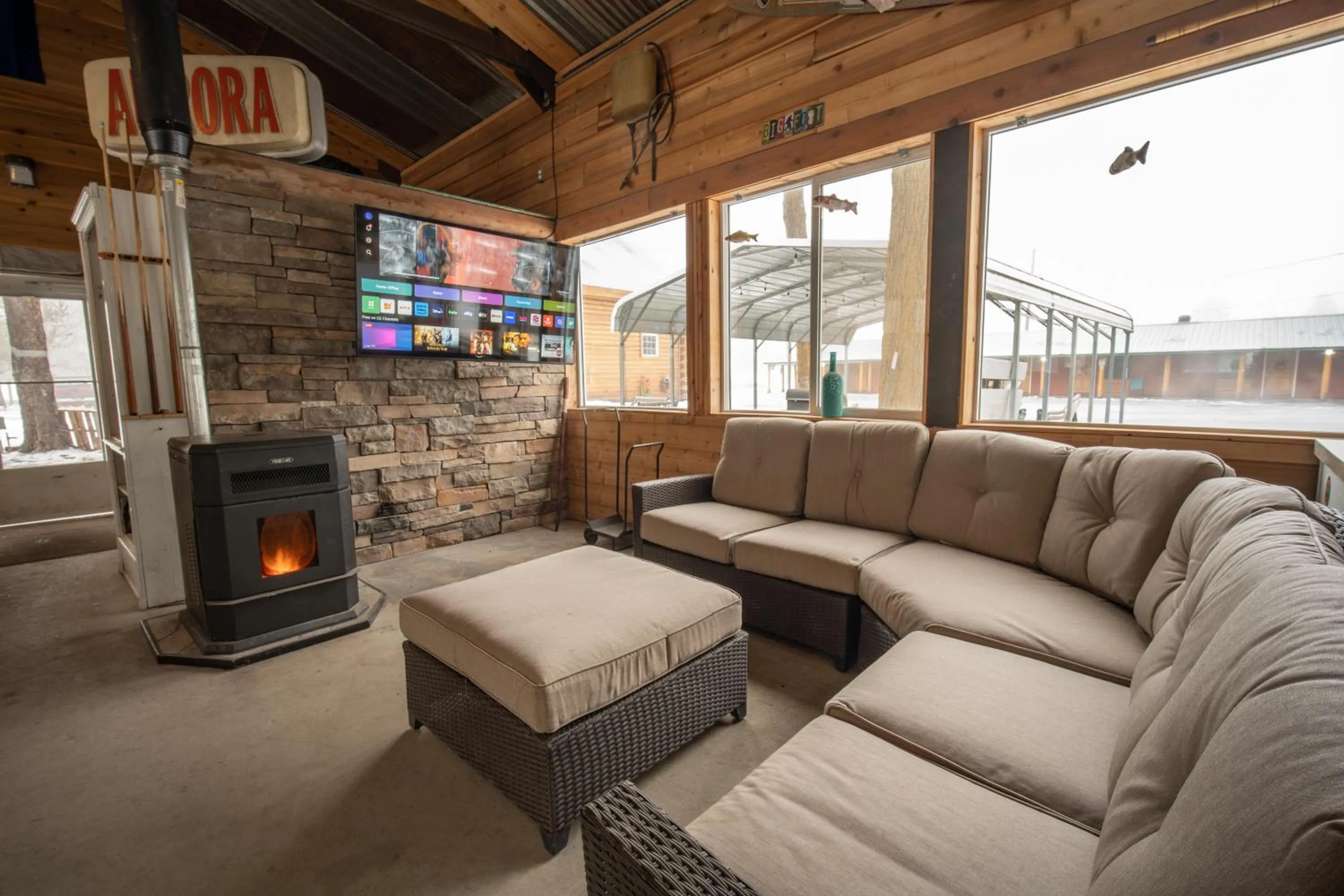 Communal lounge/ TV room in Alpine Lodge Hotel