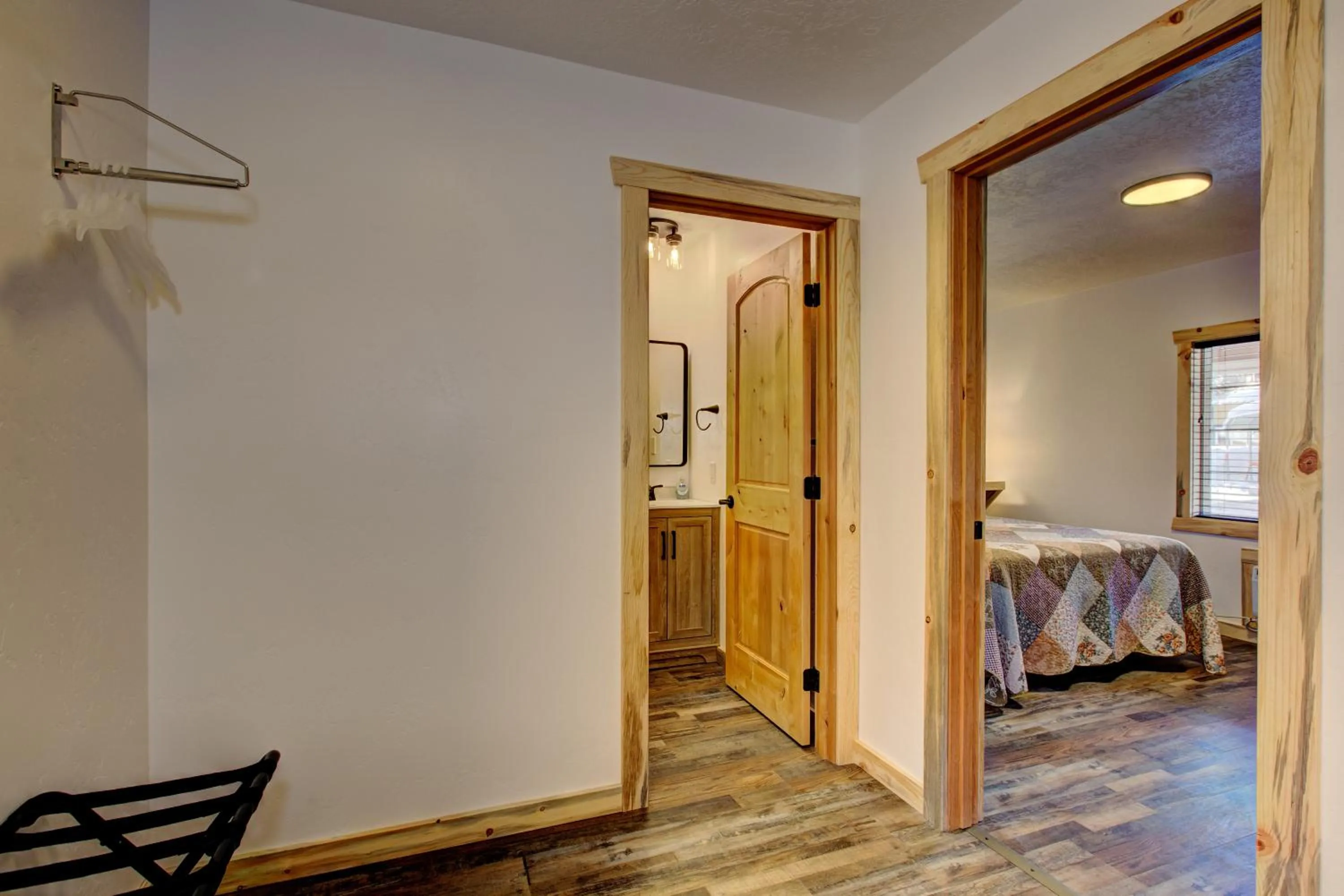 Bedroom, Bed in Alpine Lodge Hotel