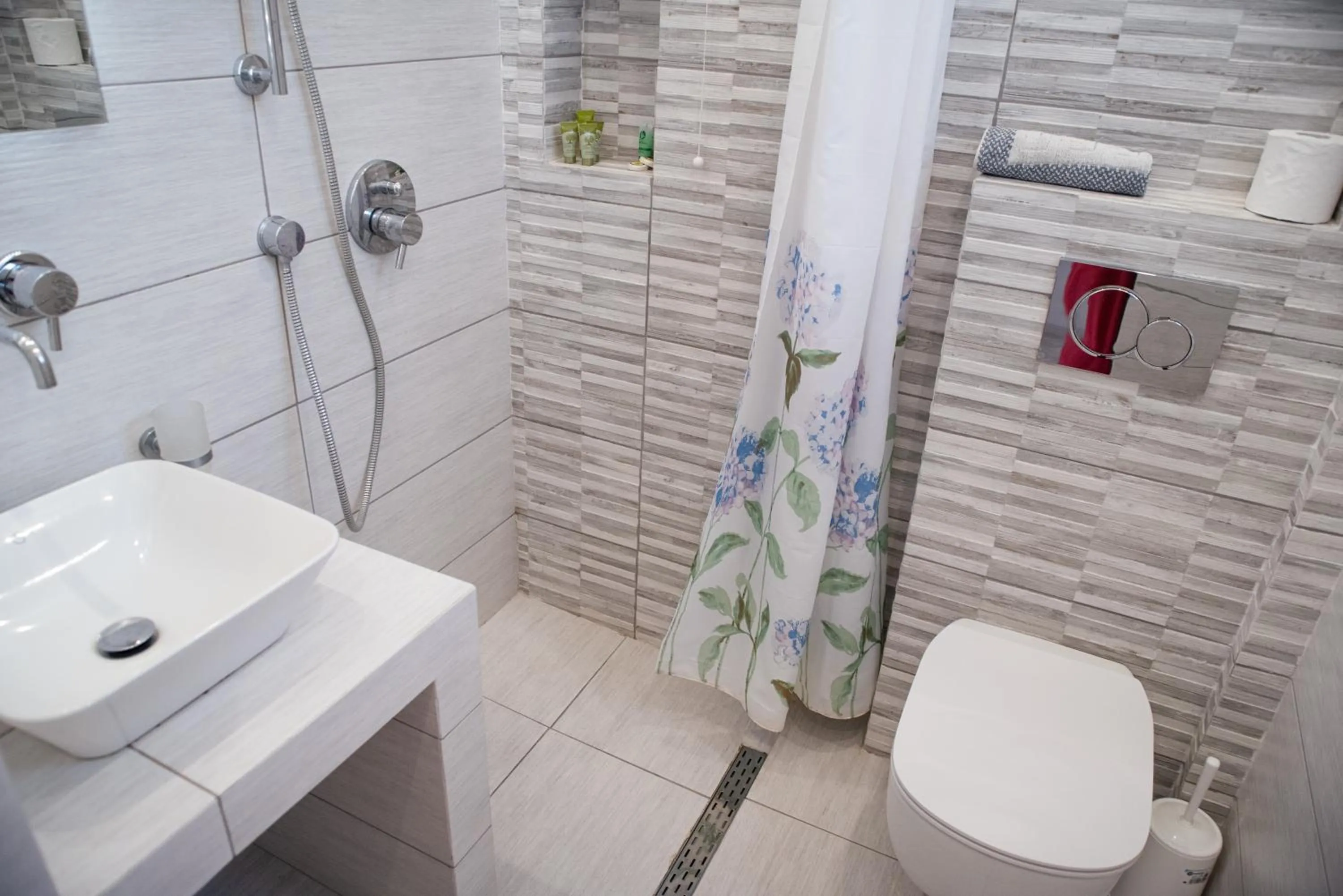 Shower in Adonis Hotel Naxos