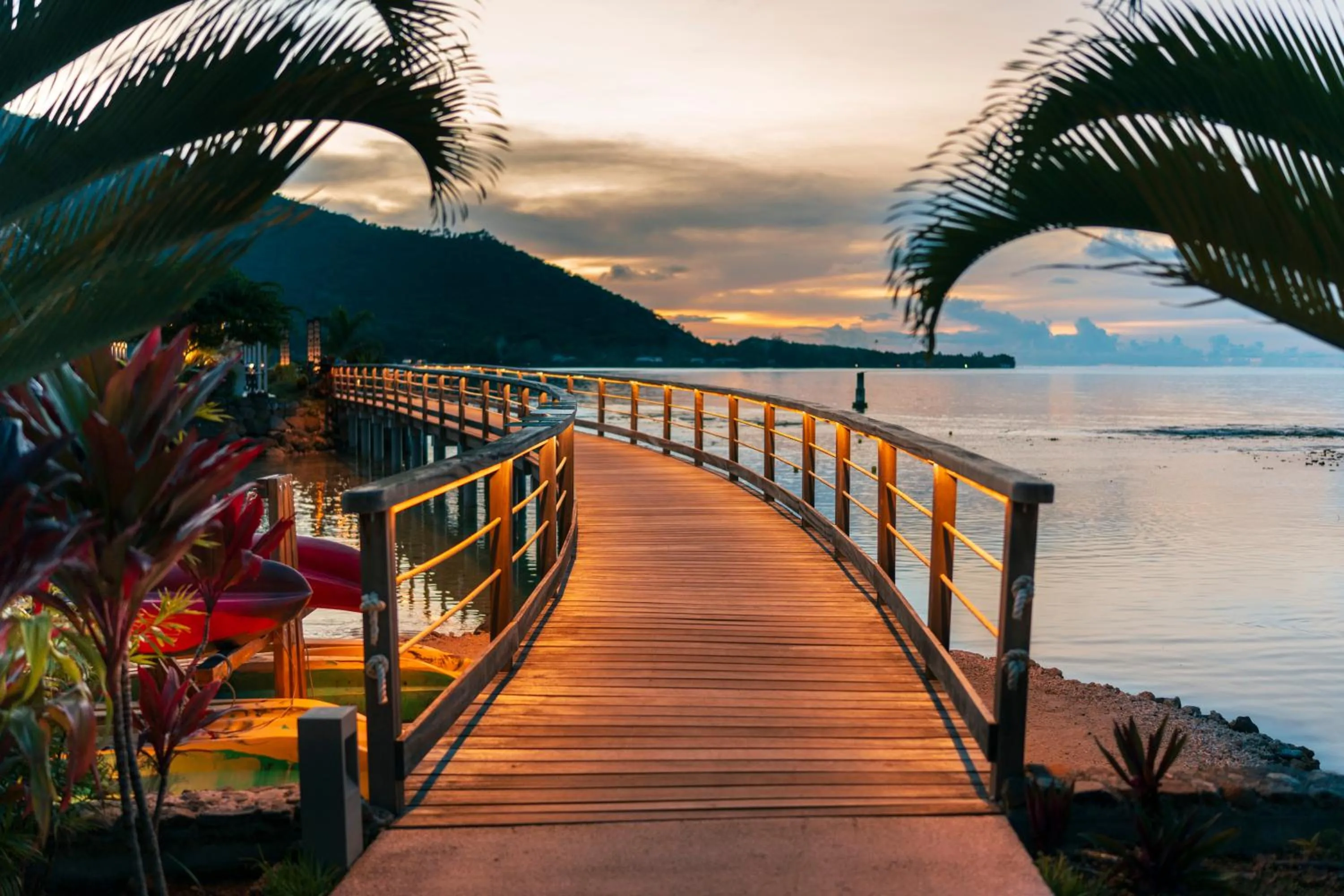 Sunset in Cook's Bay Hotel & Suites