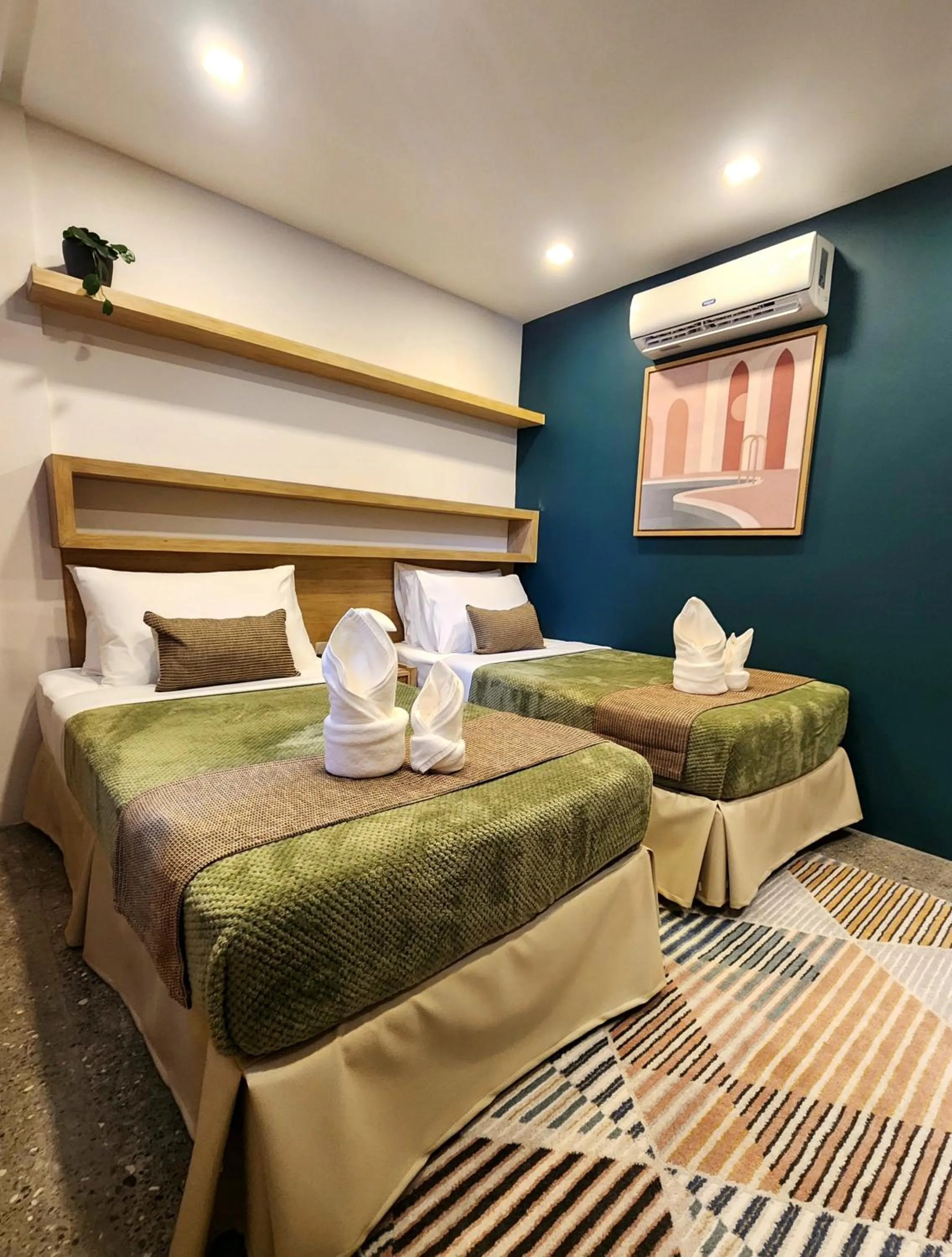 Property building, Bed in Prince Express Inn