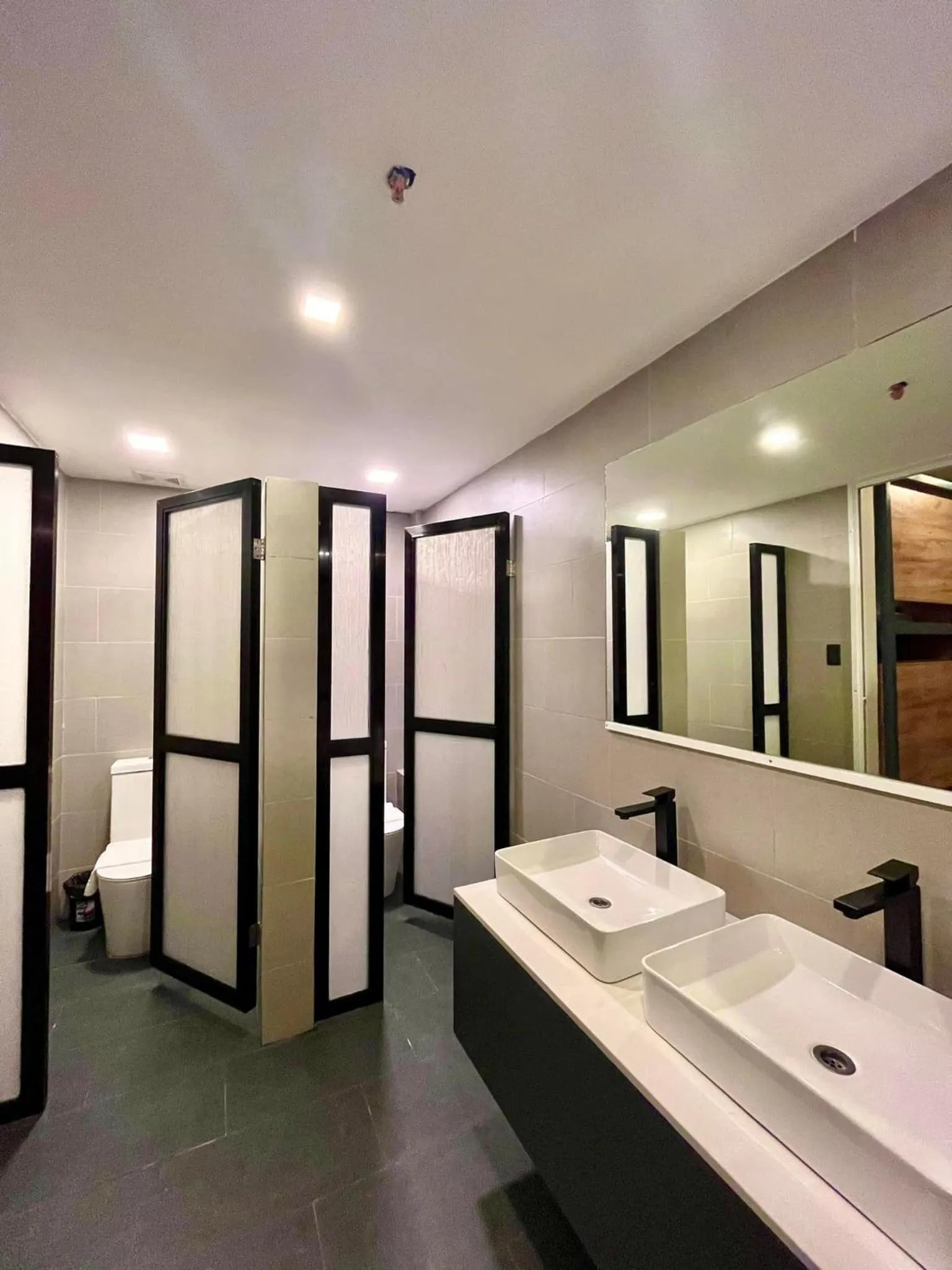 Toilet in Prince Express Inn