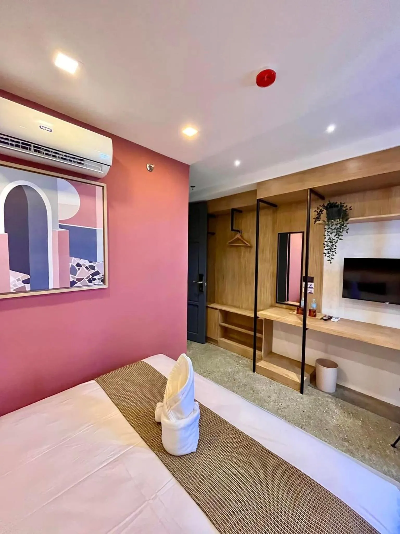 Photo of the whole room, Bed in Prince Express Inn