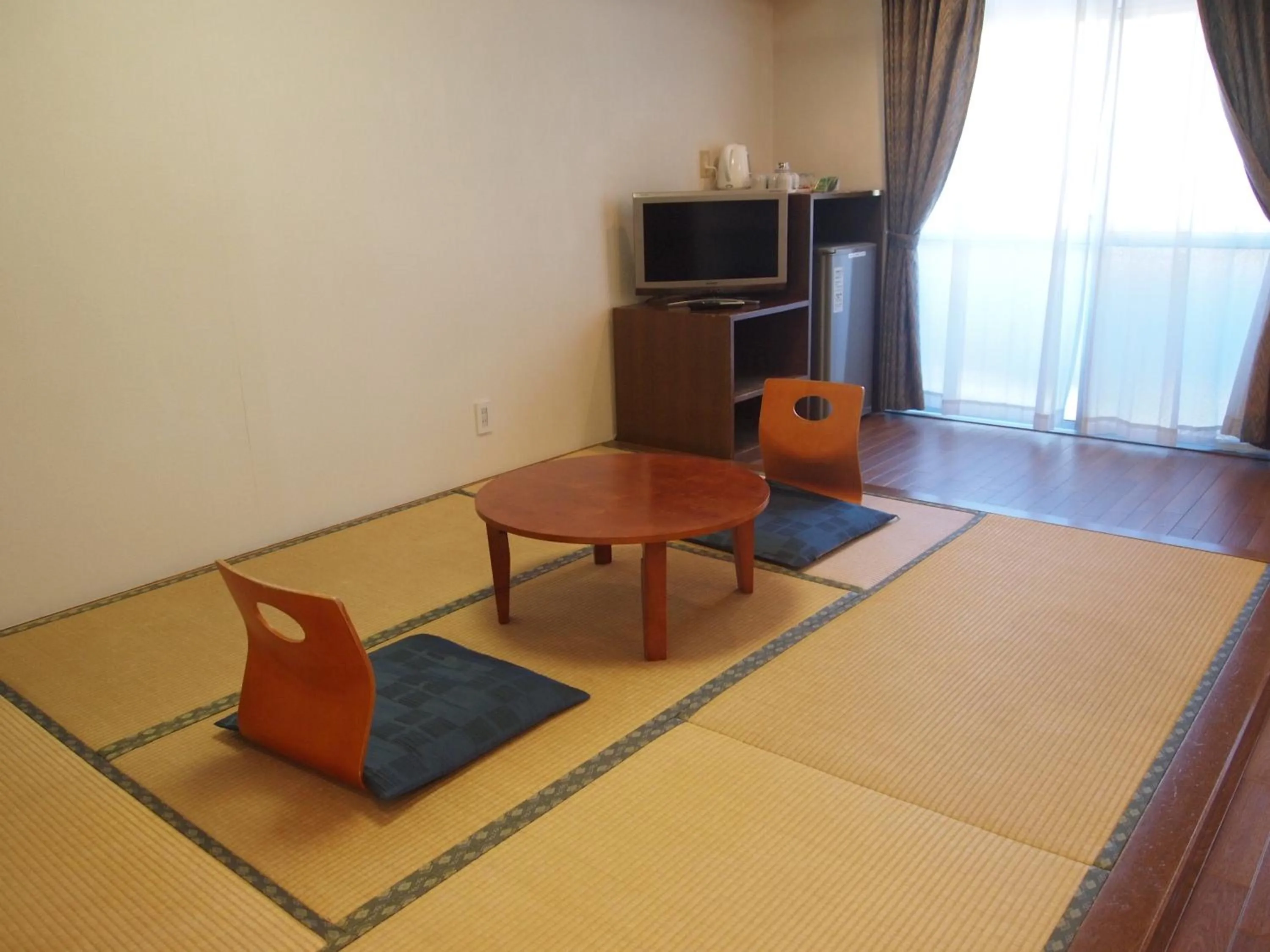 Photo of the whole room in Senkei Plaza