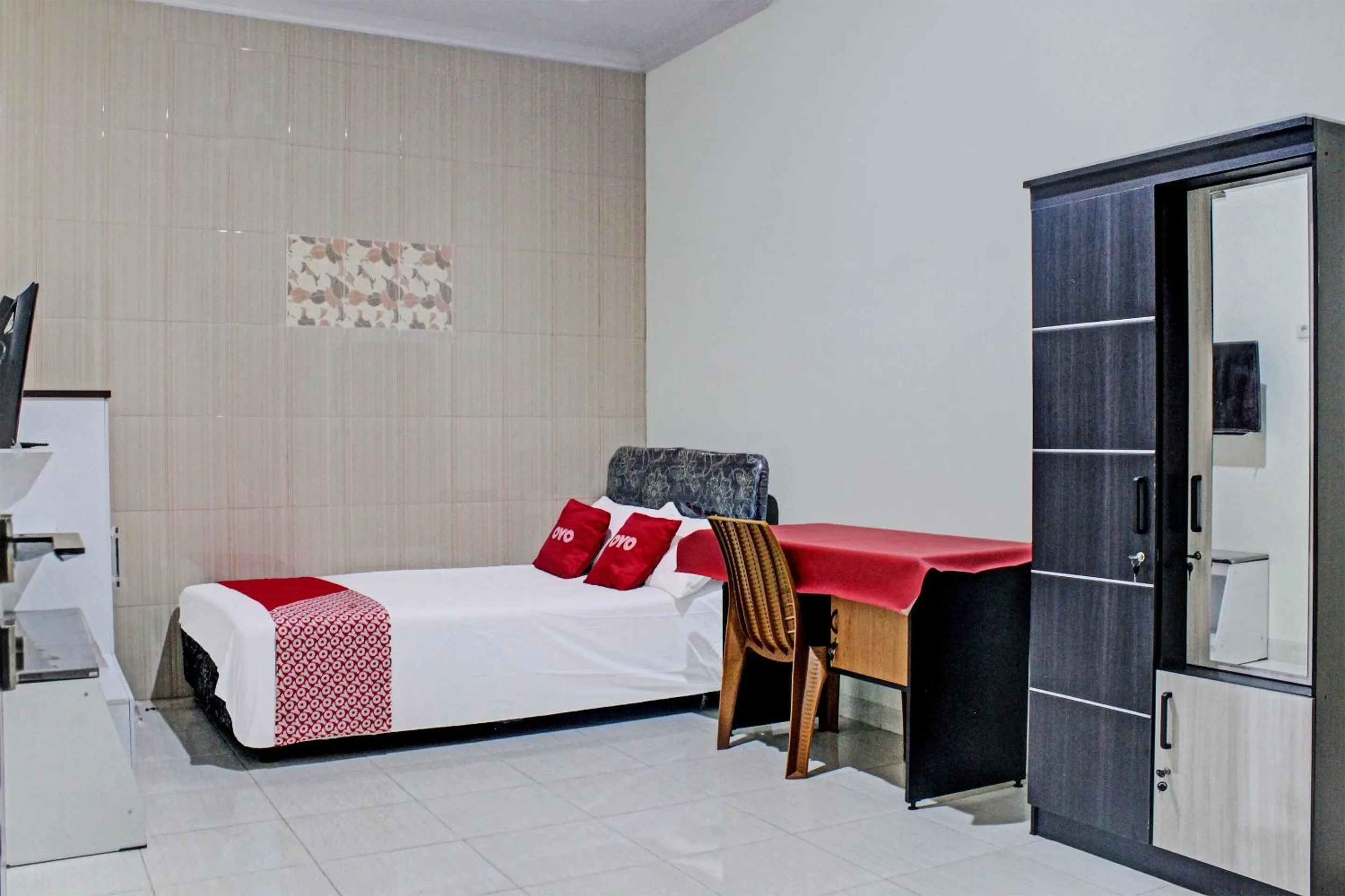 Bedroom, Bed in Hotel O Mariko's House