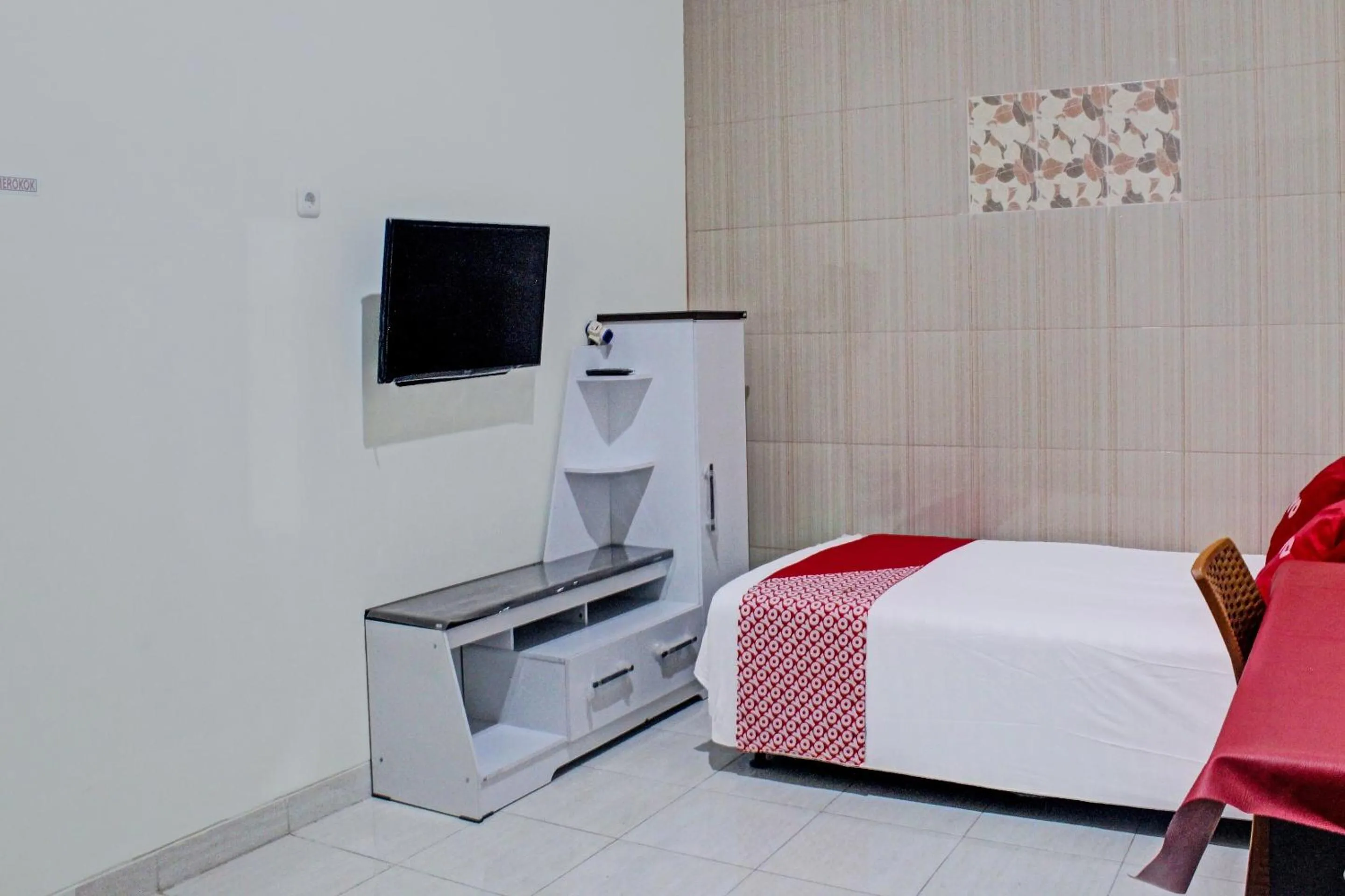 Bedroom, Bed in Hotel O Mariko's House