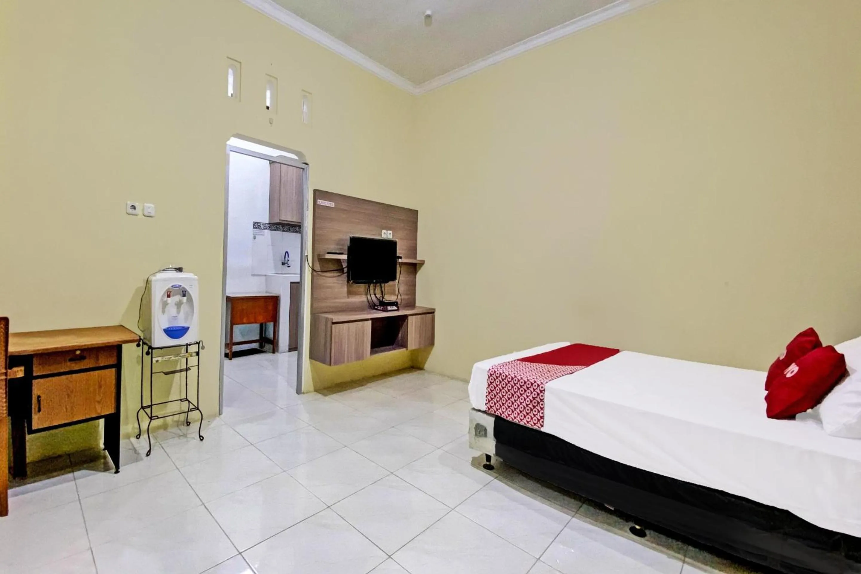 Bedroom, Bed in Hotel O Mariko's House