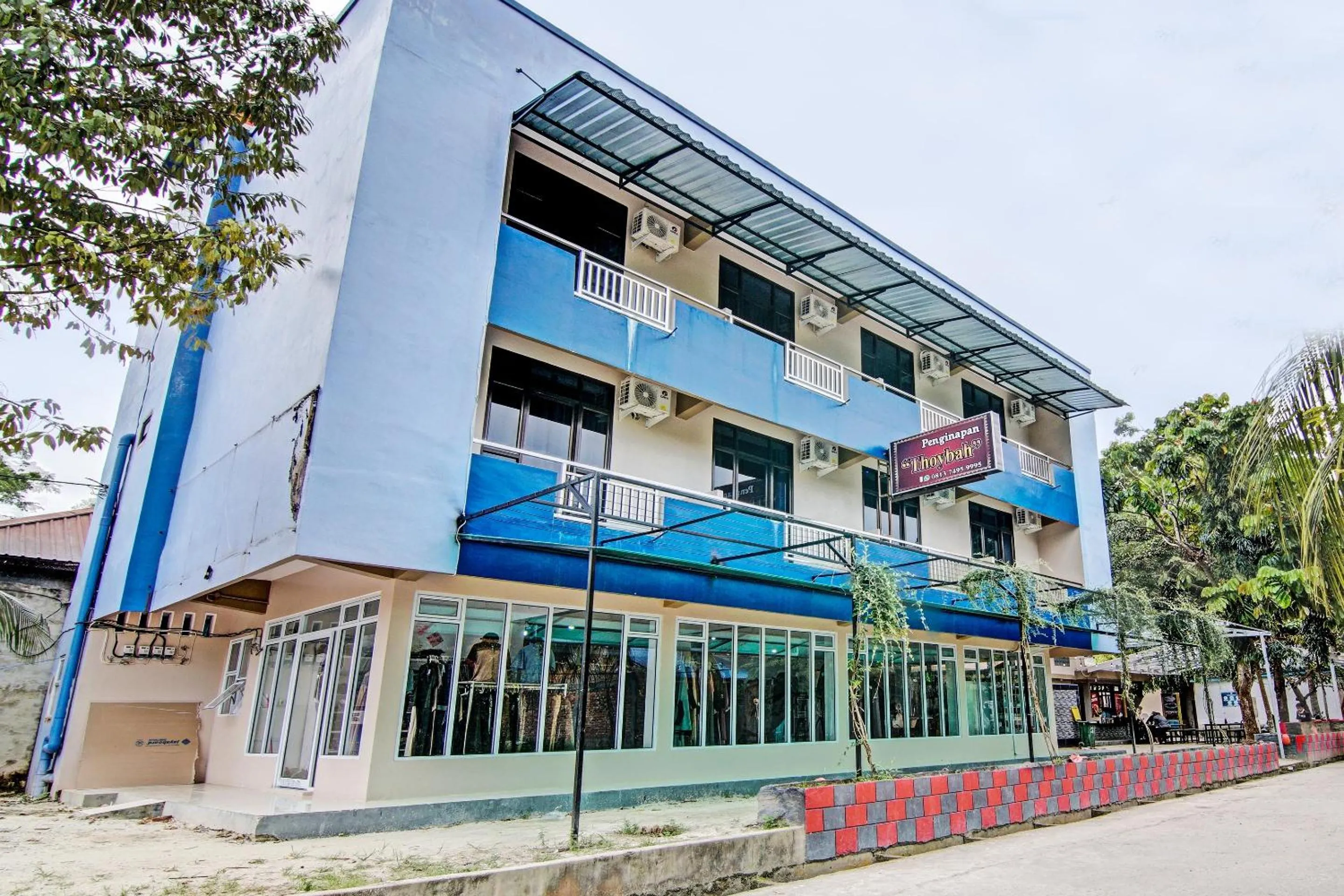 Facade/entrance in Hotel O Penginapan Thoybah Syariah Near Pondok Pesantren UMAR BIN KHATAB km 9 garuda sakti