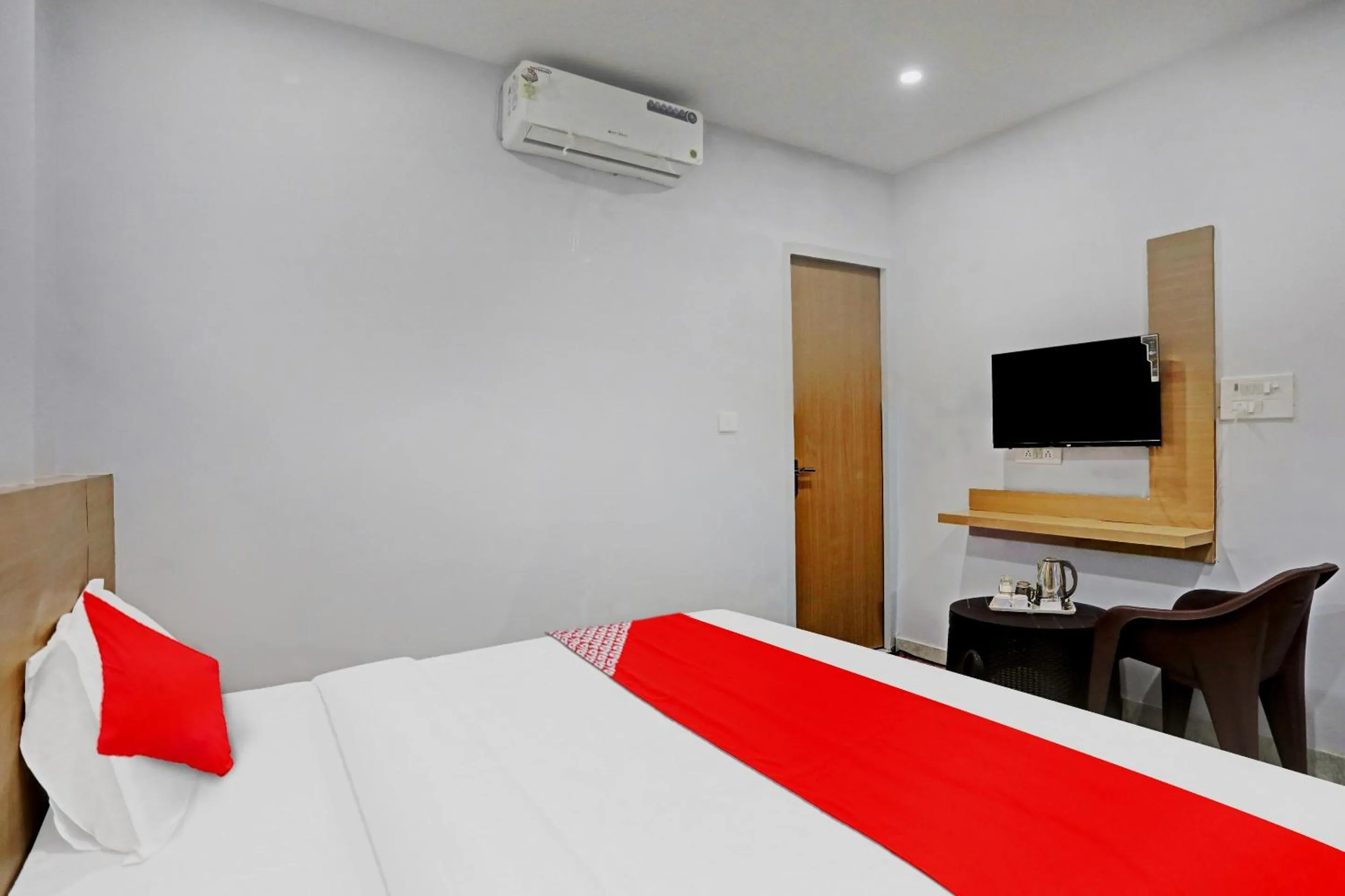 Bedroom, Bed in Hotel O Athrav Inn