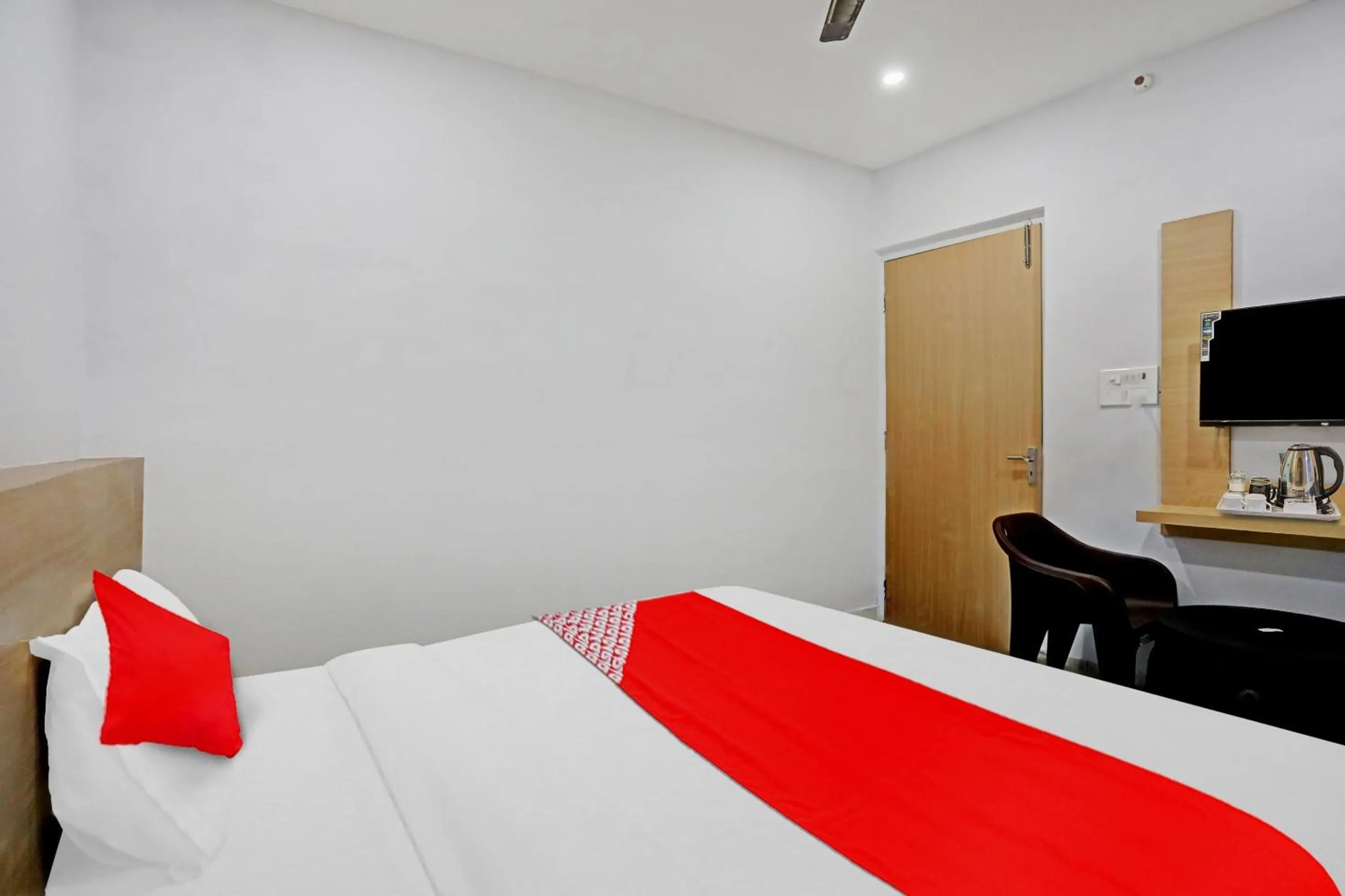 Bedroom, Bed in Hotel O Athrav Inn