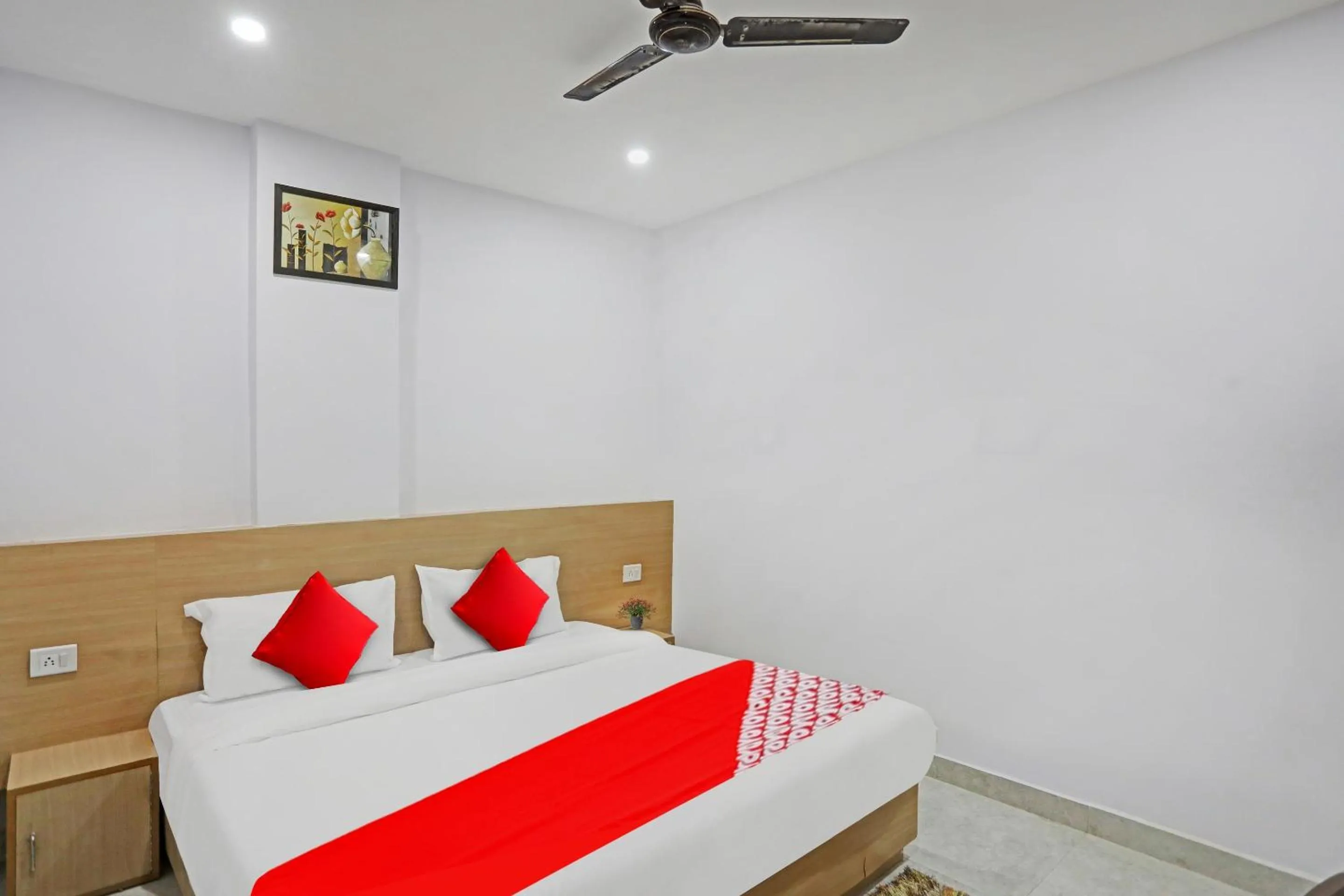 Bedroom, Bed in Hotel O Athrav Inn