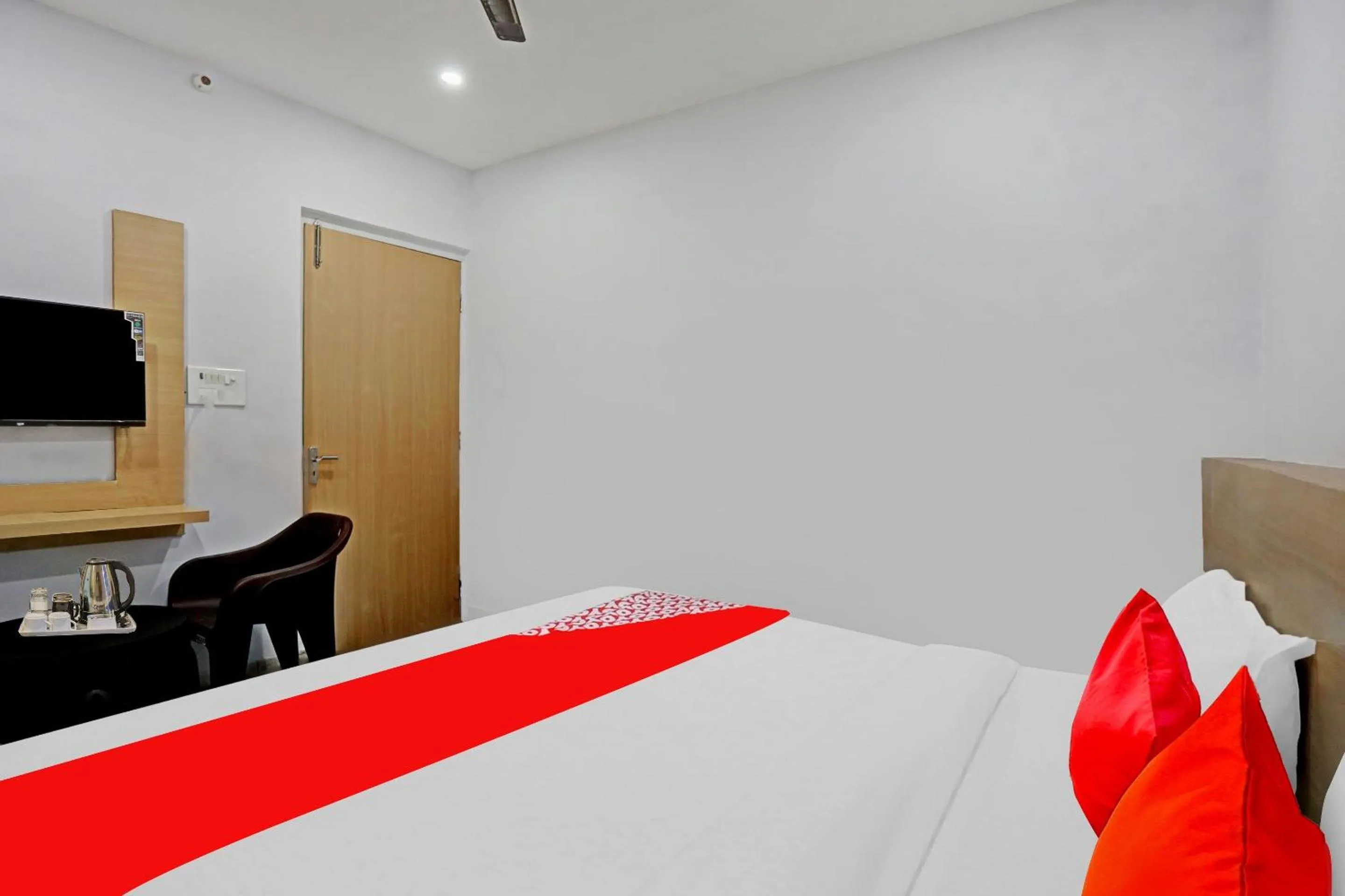 Bedroom, Bed in Hotel O Athrav Inn