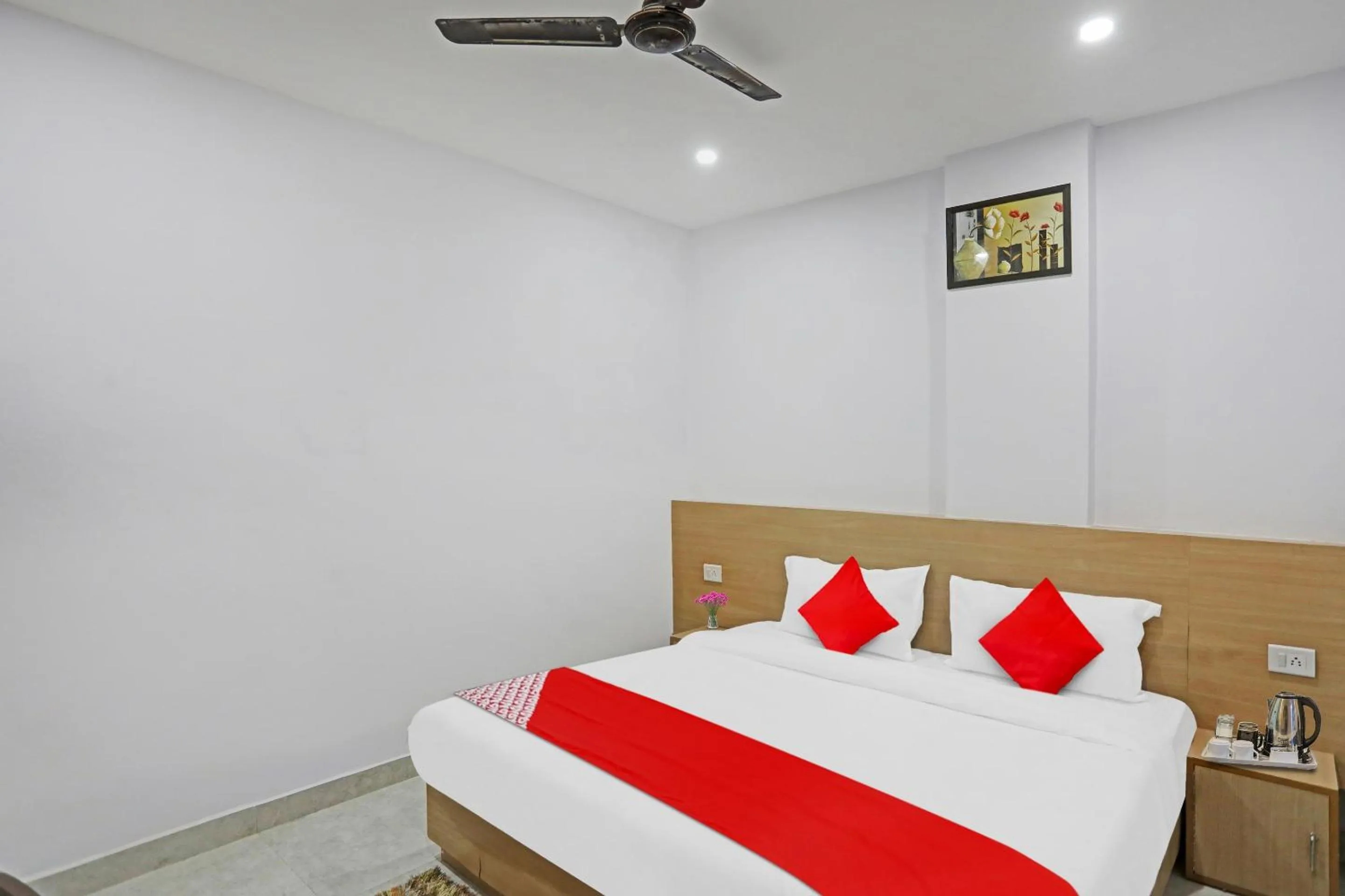 Bedroom, Bed in Hotel O Athrav Inn