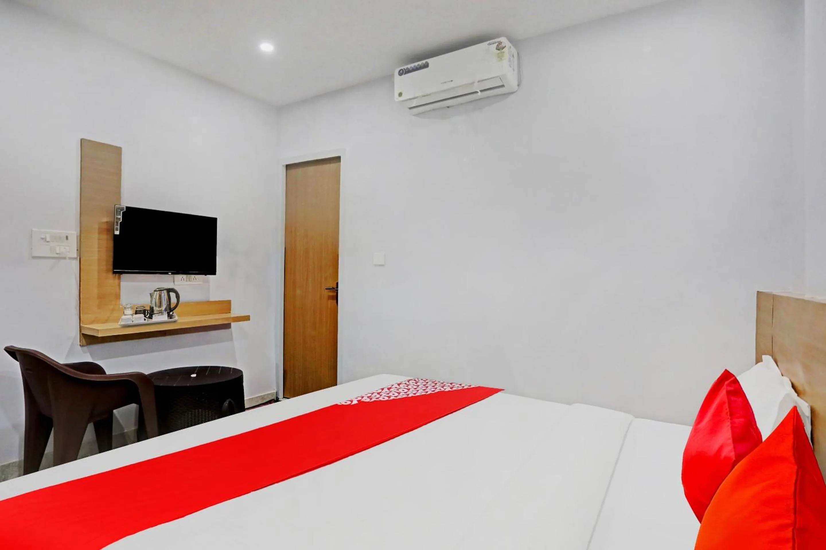 Bedroom, Bed in Hotel O Athrav Inn