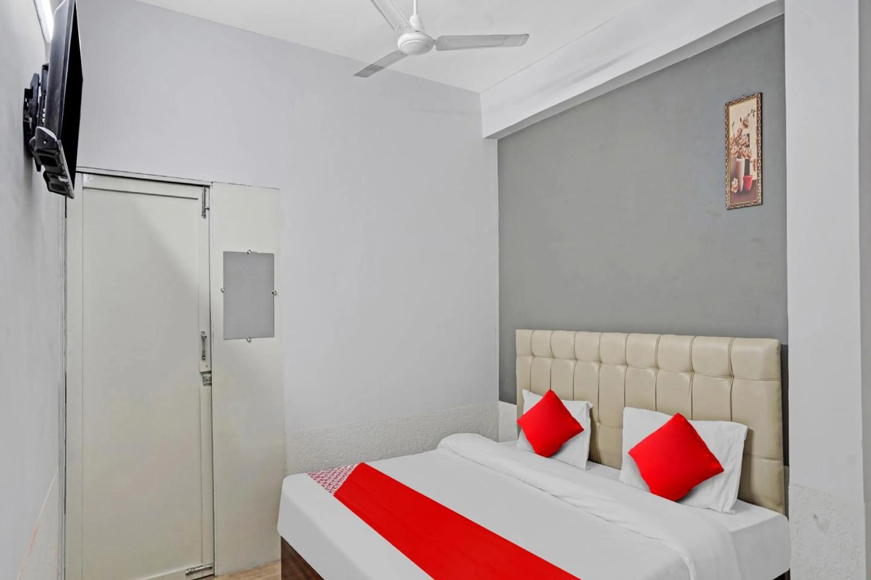 Bedroom, Bed in Hotel O Mr Crown Inn To Inn