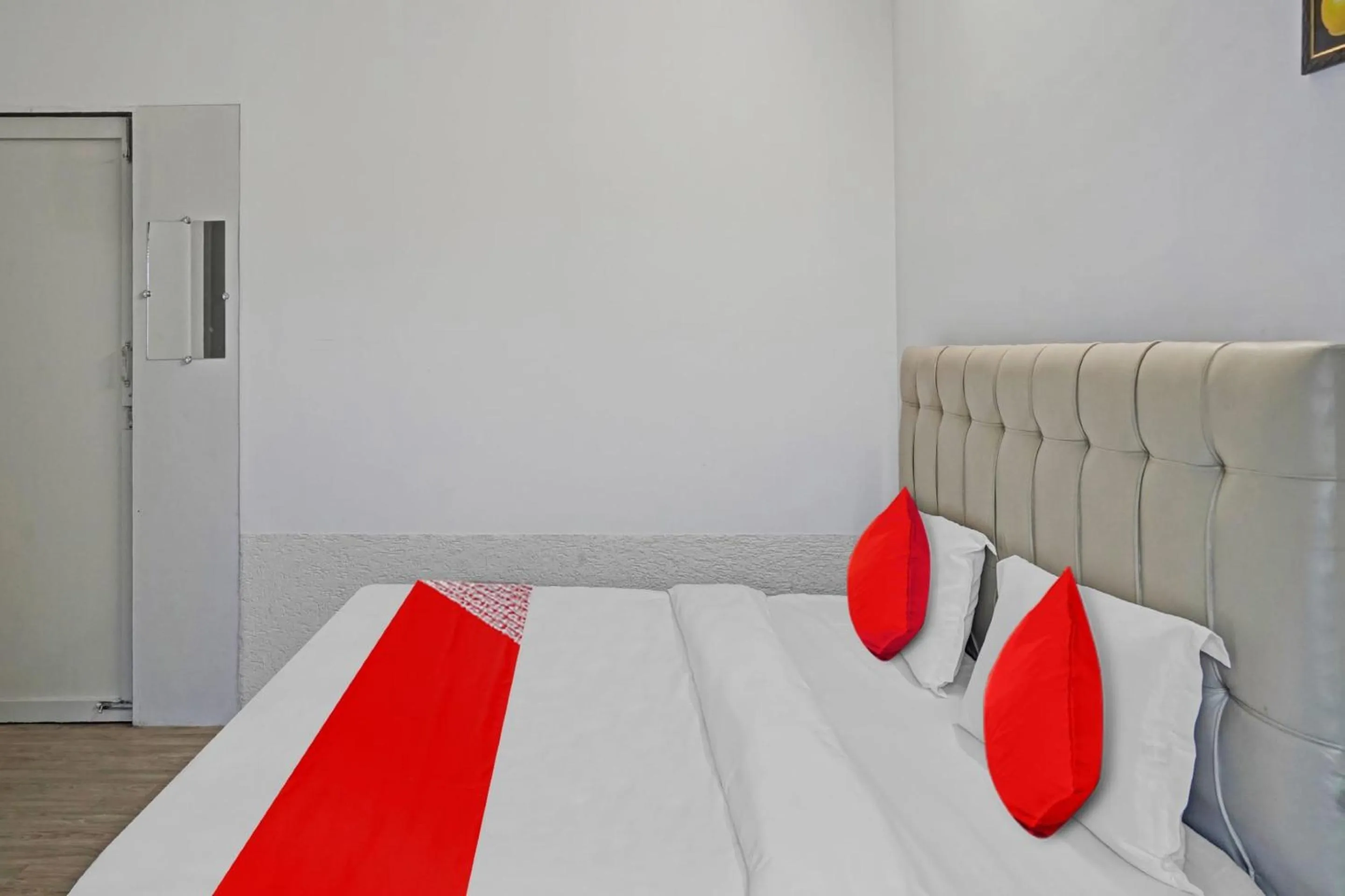 Bedroom, Bed in Hotel O Mr Crown Inn To Inn