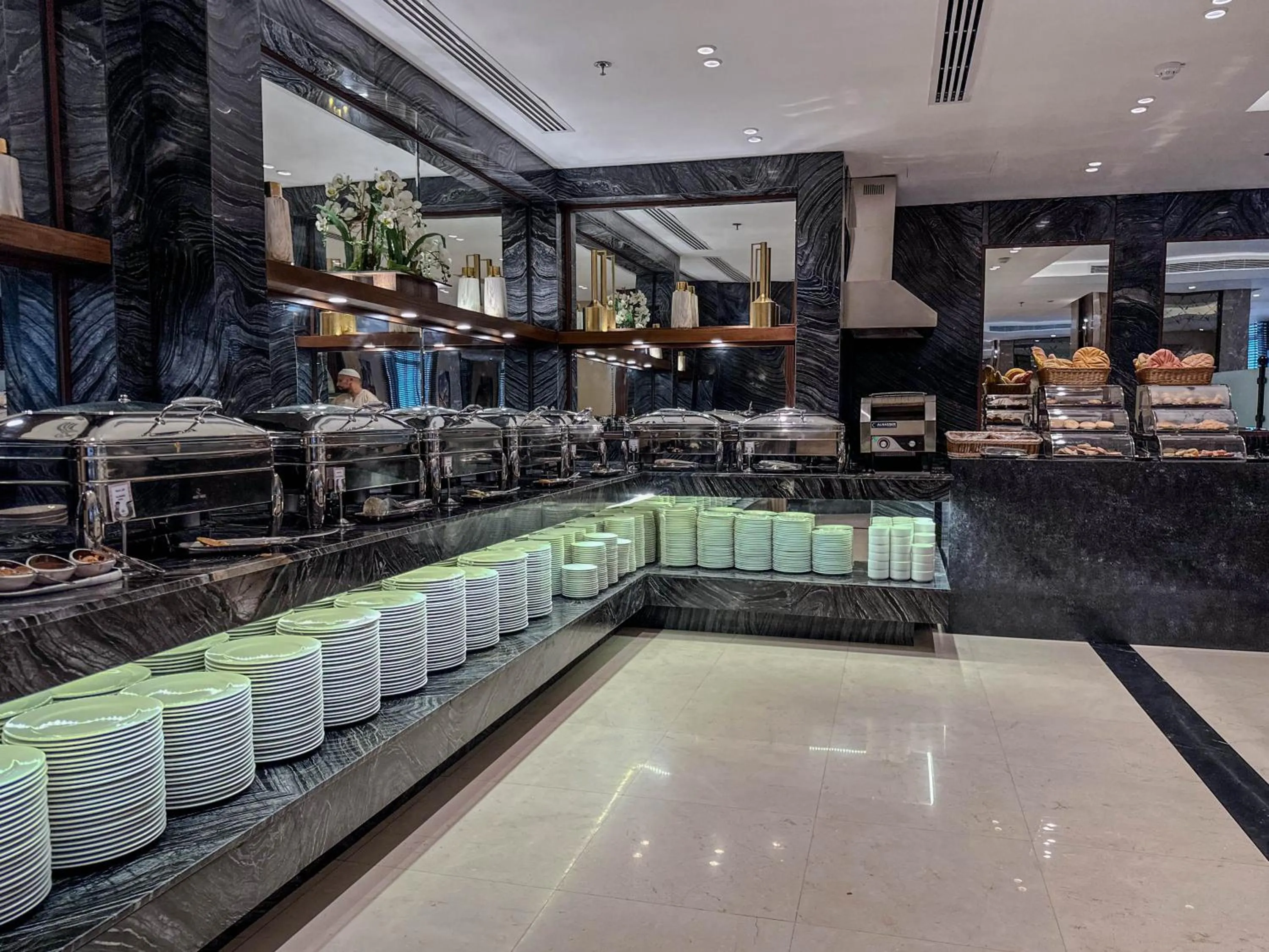 Restaurant/places to eat in Three Pearls Musalli Hotel