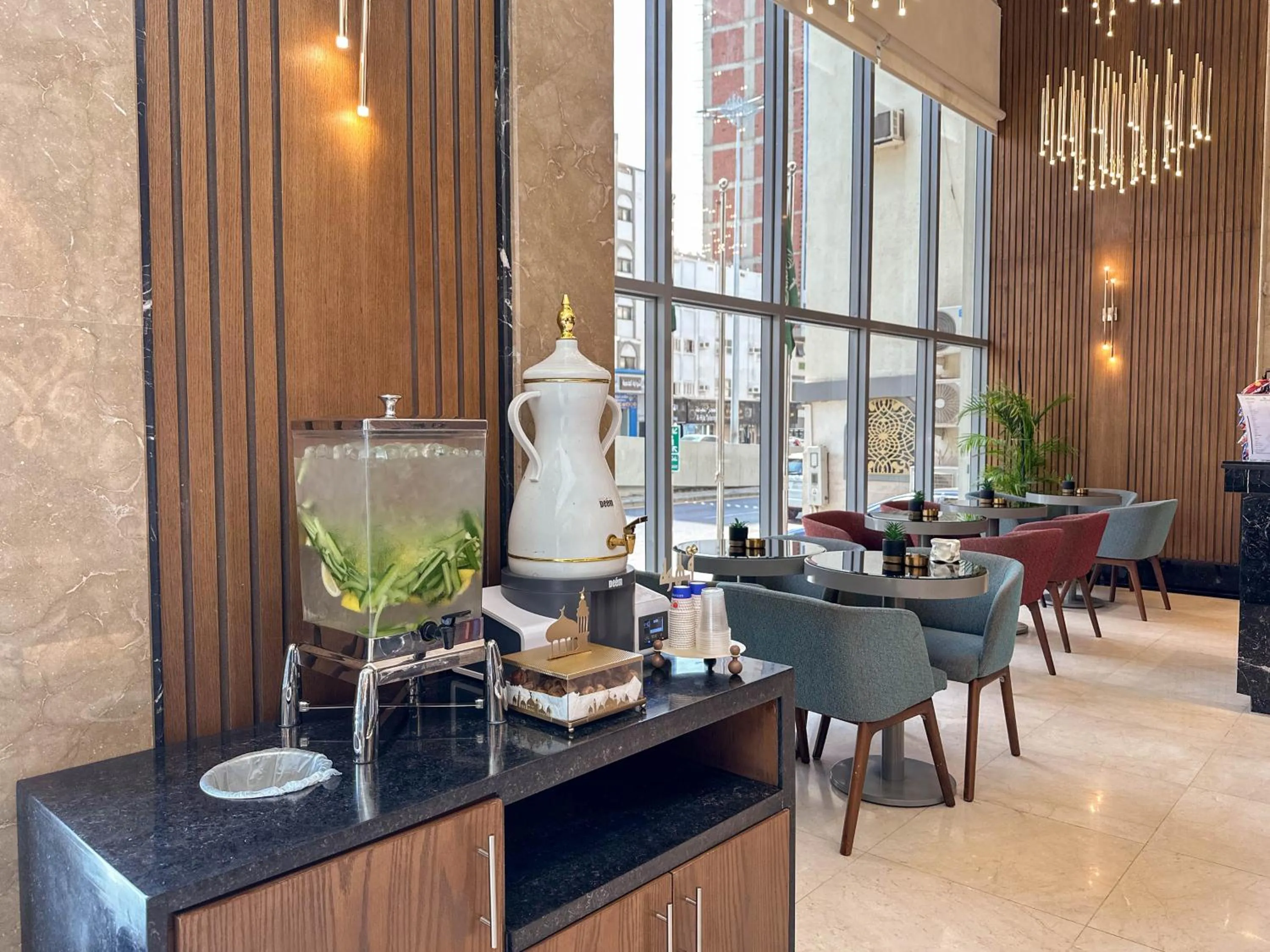 Food and drinks in Three Pearls Musalli Hotel