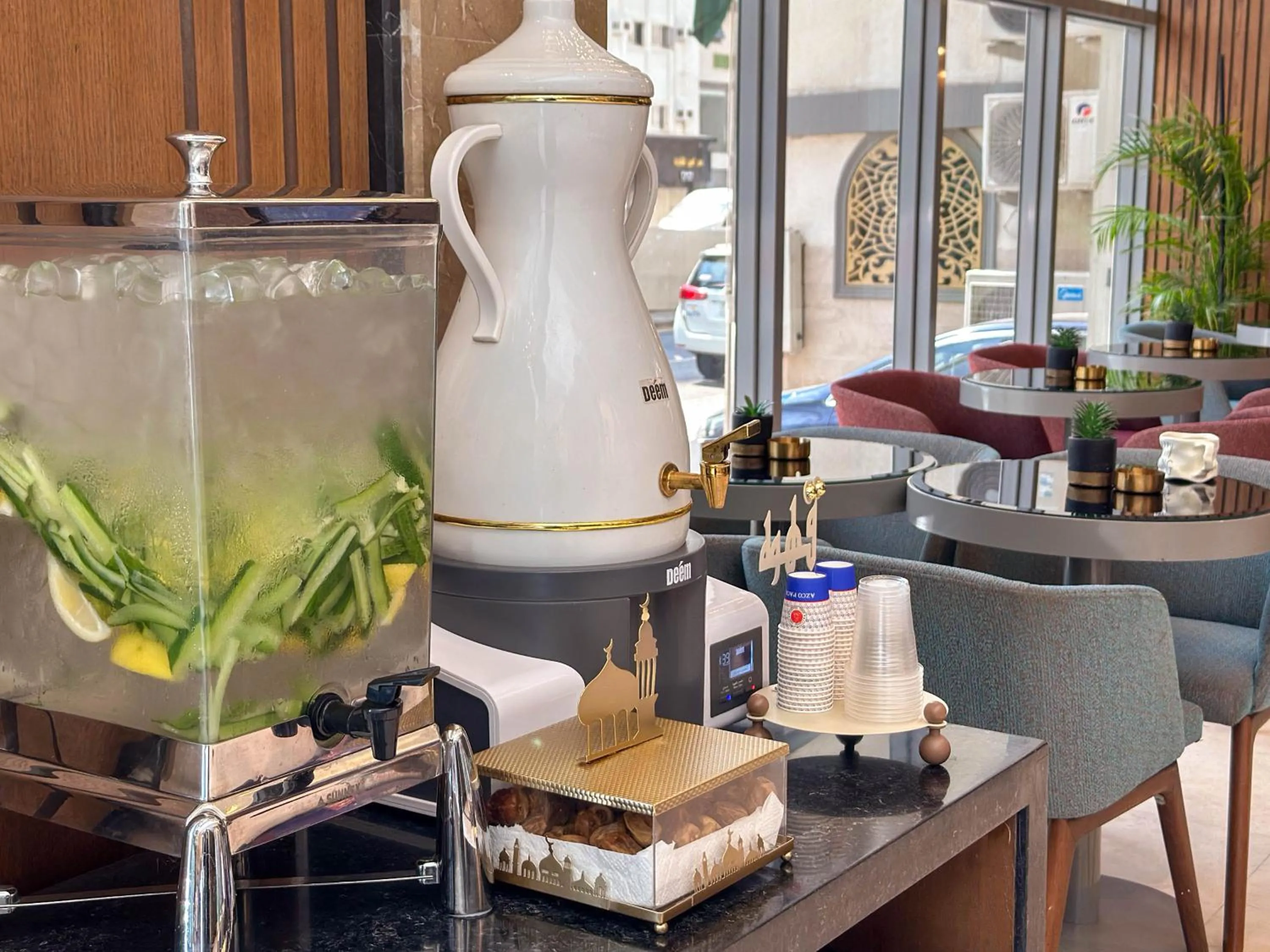 Food and drinks in Three Pearls Musalli Hotel