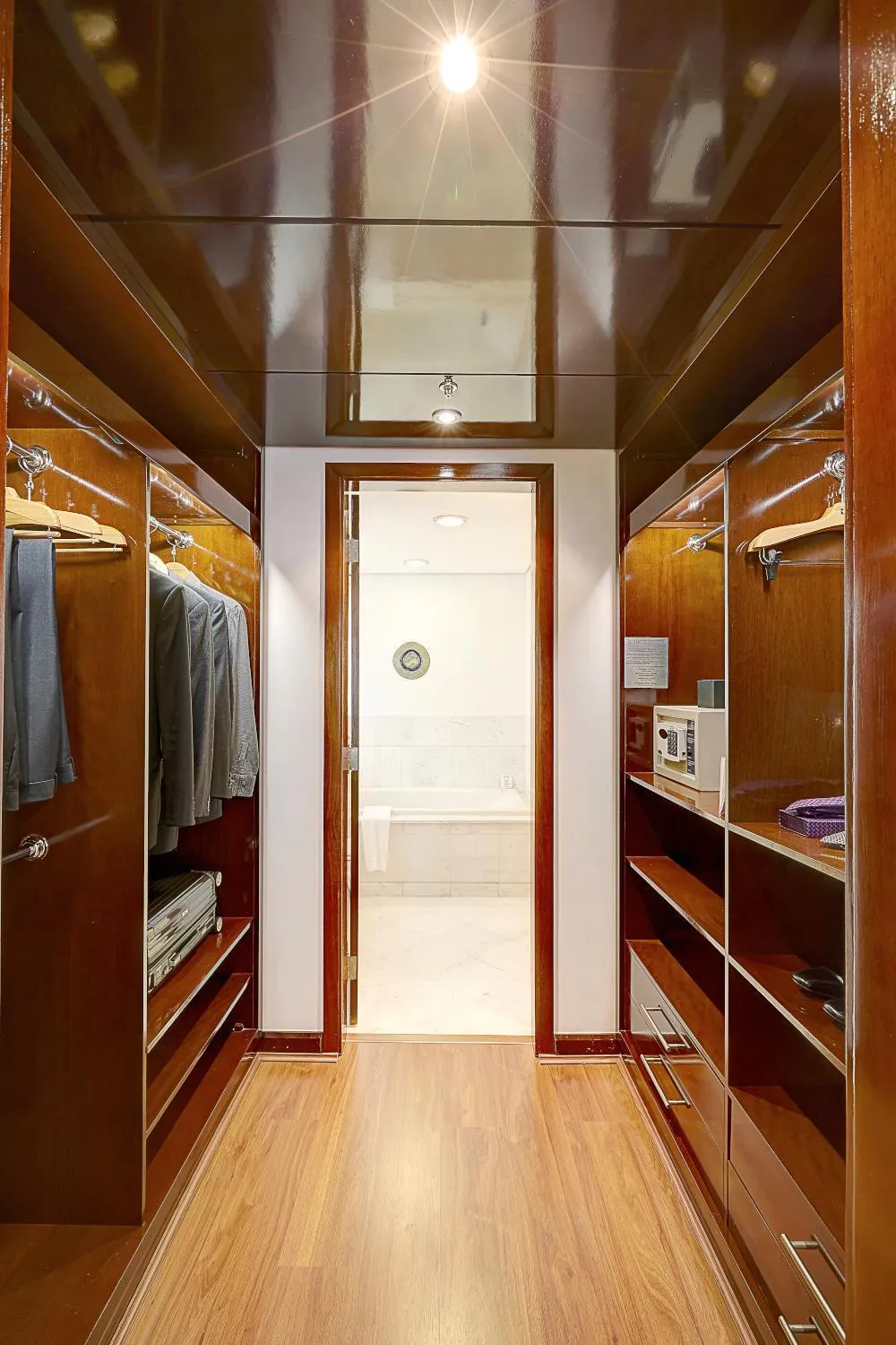 wardrobe in Roomo Transamerica SP GeorgeV Itaim Bibi