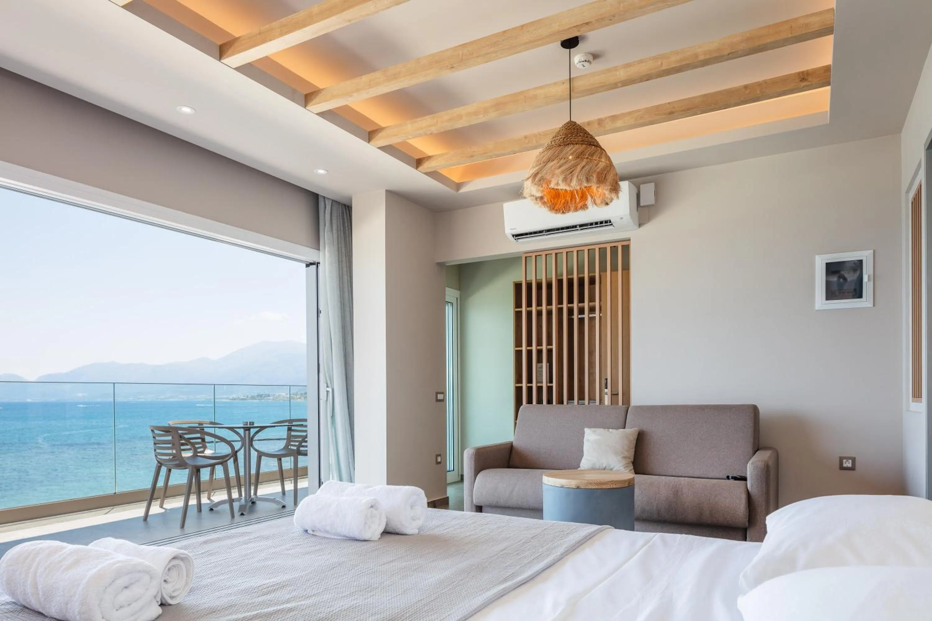 Photo of the whole room, Bed in Skipper Beachfront Suites